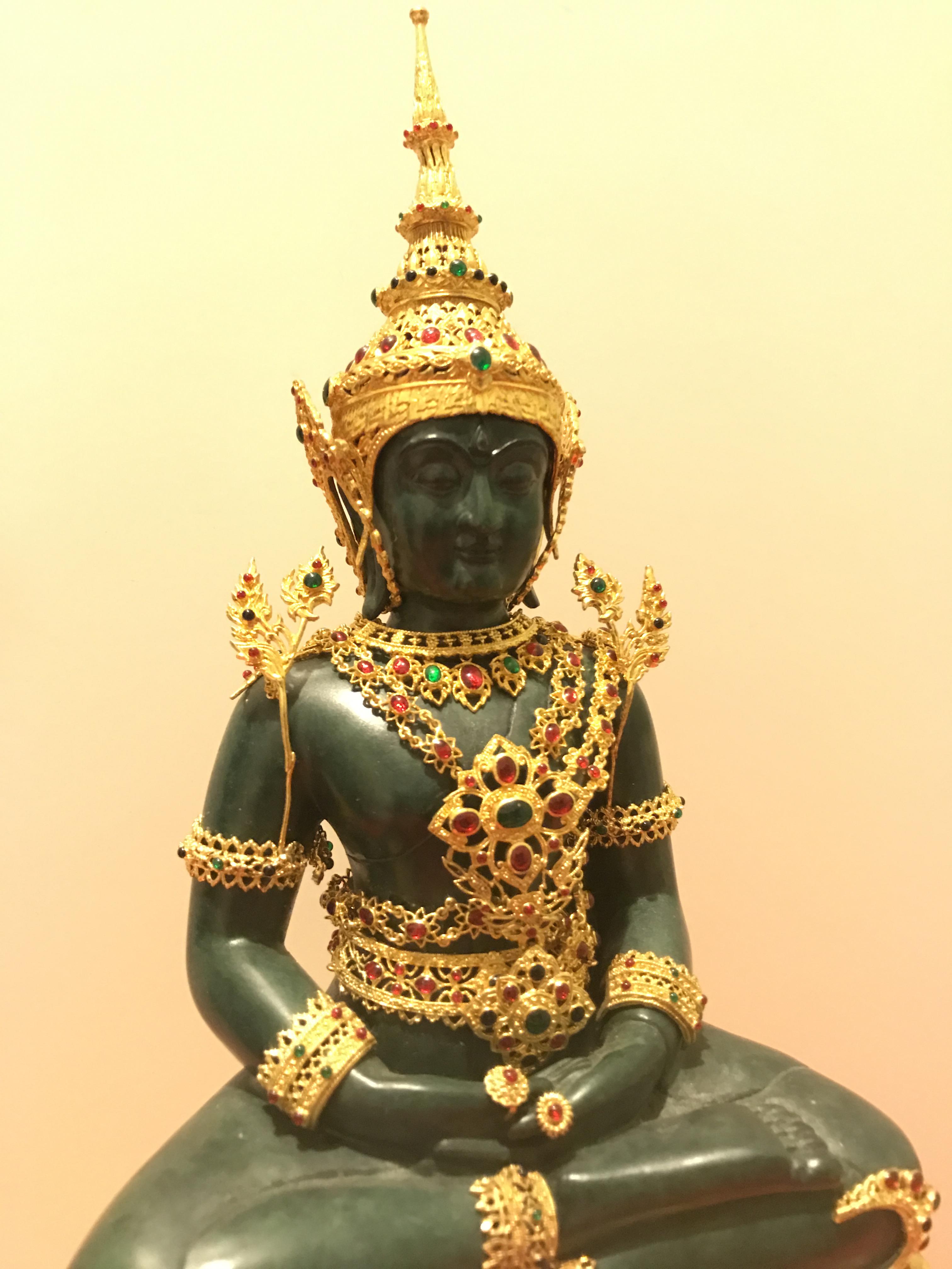 พระพุทธมหามณีรัตนปฏิมากร จำลอง (พระแก้วมรกต) ขนาดบูชาหน้าตัก 5 นิ้ว ตราสัญลักษณ์ ภ.ป.ร. รุ่นแรก ปี2547 เนื้อนวโลหะเคลือบสีเขียว(เครื่องทรงนวโลหะชุบทองไมครอน)