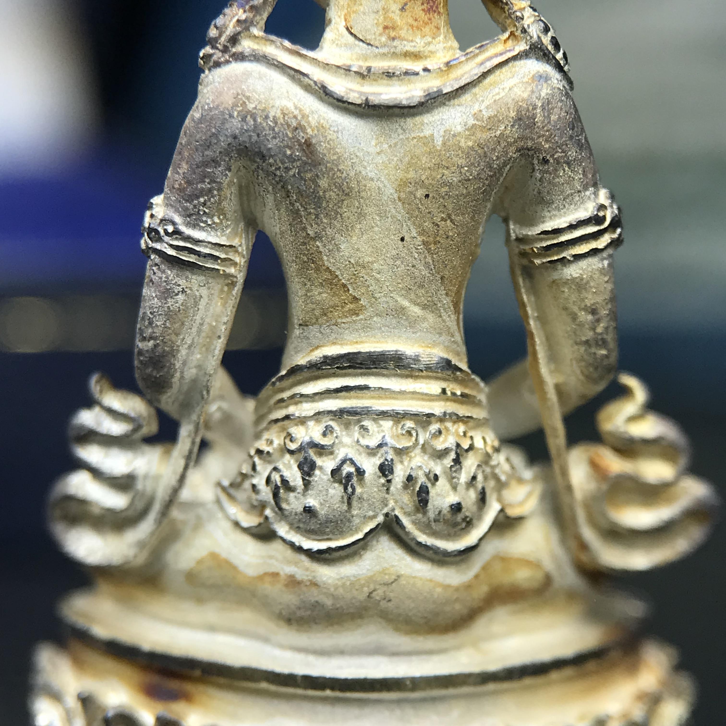 พระกริ่งอวโลกิเตศวร ( เจ้าแม่กวนอิม ) วัดโพธิ์แมนคุณาราม รุ่นอุดมโภคทรัพย์ พ.ศ.2539 เนื้อเงินพ่นทราย(ผิวเดิม ขึ้นสีรุ้งธรรมชาติ แบบนิยม เสน่ห์ของพระเนื้อเงิน) (พร้อมกล่องบรรจุการ์ดใบรับรองเดิมครบ)(อีกหนึ่งรุ่นยอดนิยม พุทธศิลป์สวยงดงาม)หายาก 1 ใน 5000 องค์