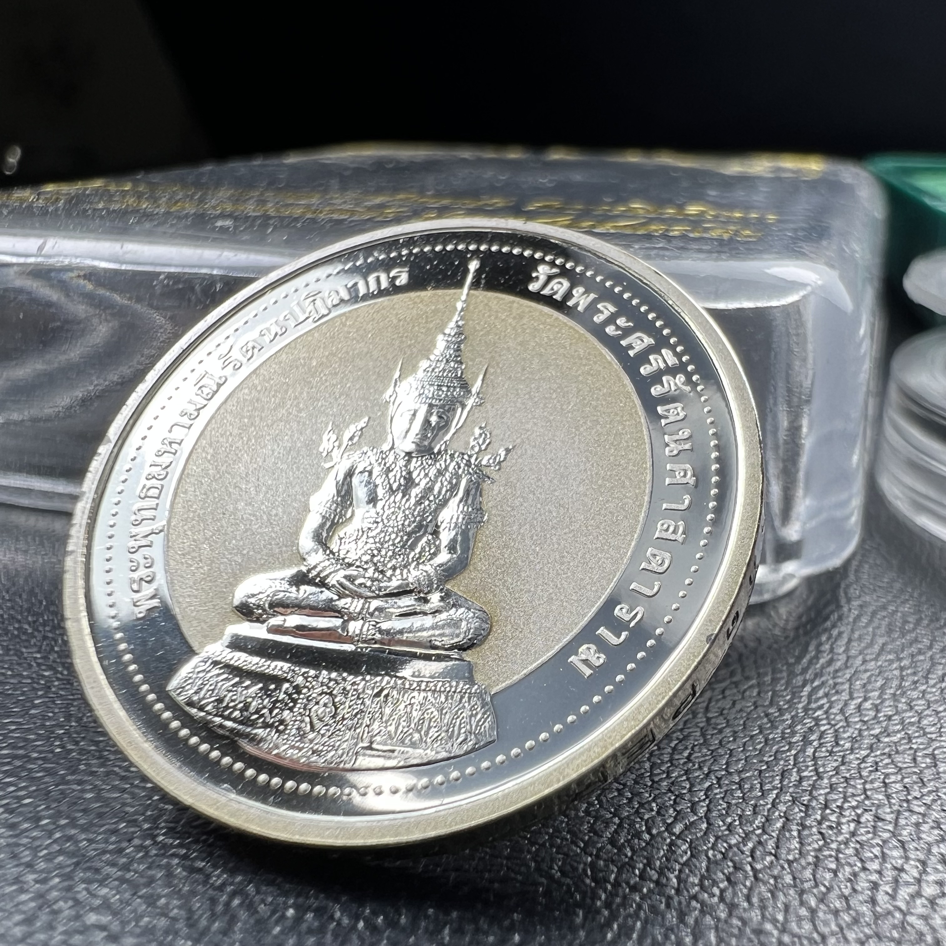 เหรียญพระแก้วมรกต ทรงเครื่องฤดูร้อน หลัง สธ. รุ่นเฉลิมพระเกียรติ สภาการศึกษามหามกุฏราชวิทยาลัย วิทยาเขตสิรินธรราชวิทยาลัย วัดบวรนิเวศวิหาร ปี 2537 เนื้อเงินขัดเงาสามมิติ 99.90%(หายากพบเจอน้อย) ขนาด 2.5 ซม.ผลิตโดยโรงงานกษาปณ์เพิร์ธ ประเทศออสเตรเลีย