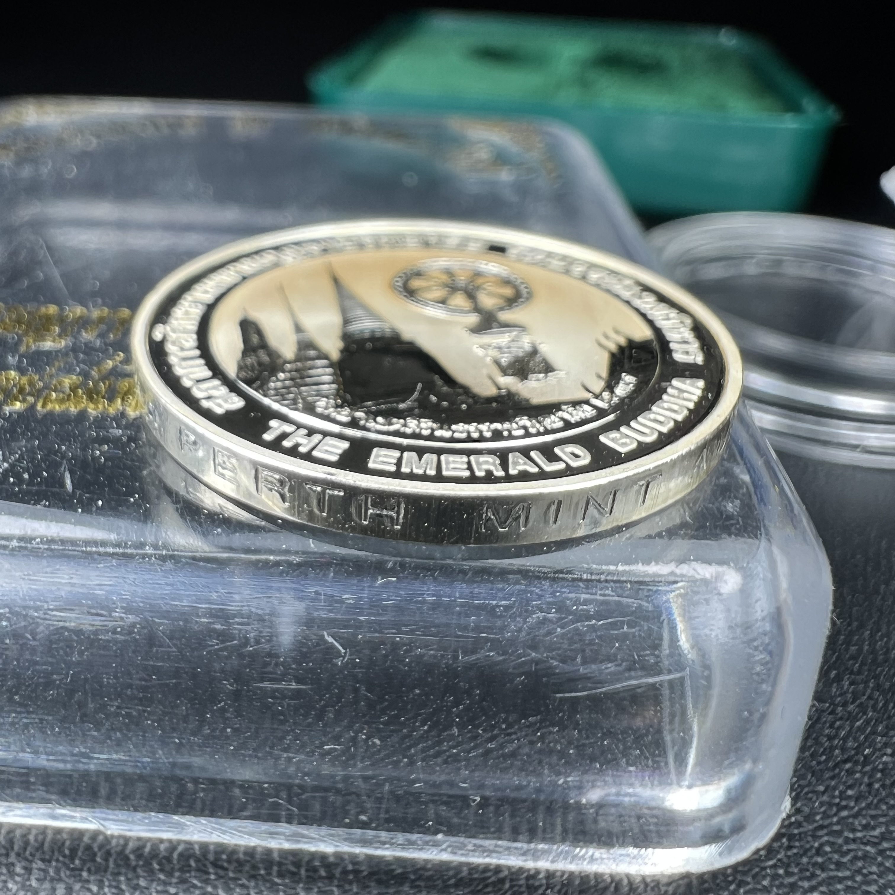 เหรียญพระแก้วมรกต ทรงเครื่องฤดูร้อน หลัง สธ. รุ่นเฉลิมพระเกียรติ สภาการศึกษามหามกุฏราชวิทยาลัย วิทยาเขตสิรินธรราชวิทยาลัย วัดบวรนิเวศวิหาร ปี 2537 เนื้อเงินขัดเงาสามมิติ 99.90%(หายากพบเจอน้อย) ขนาด 2.5 ซม.ผลิตโดยโรงงานกษาปณ์เพิร์ธ ประเทศออสเตรเลีย