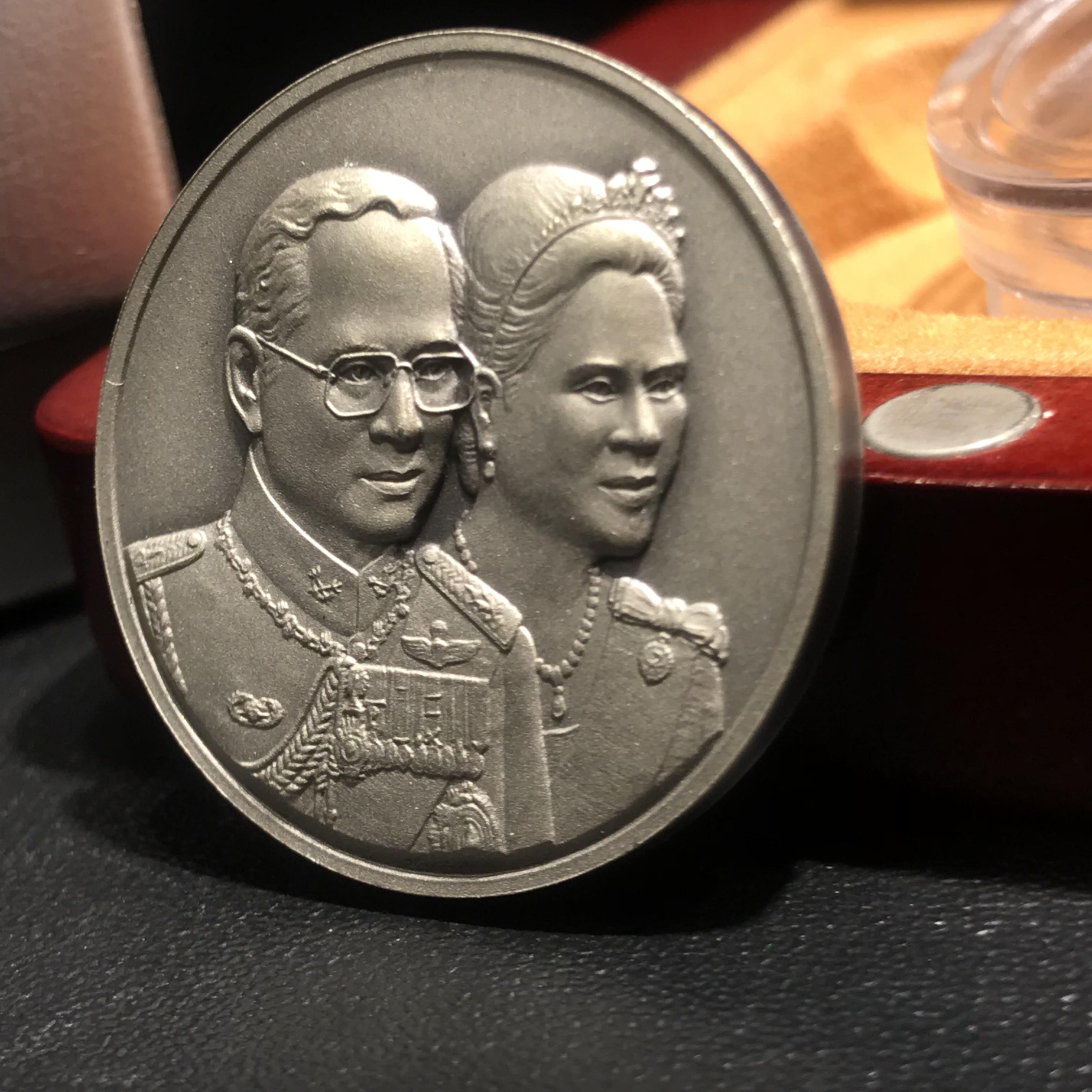 เหรียญที่ระลึก 60 ปี ราชาภิเษกสมรส ๒๘ เมษายน ๒๕๕๓ เนื้อเงินอุปกรณ์ครบสมบูรณ์(นิยม)