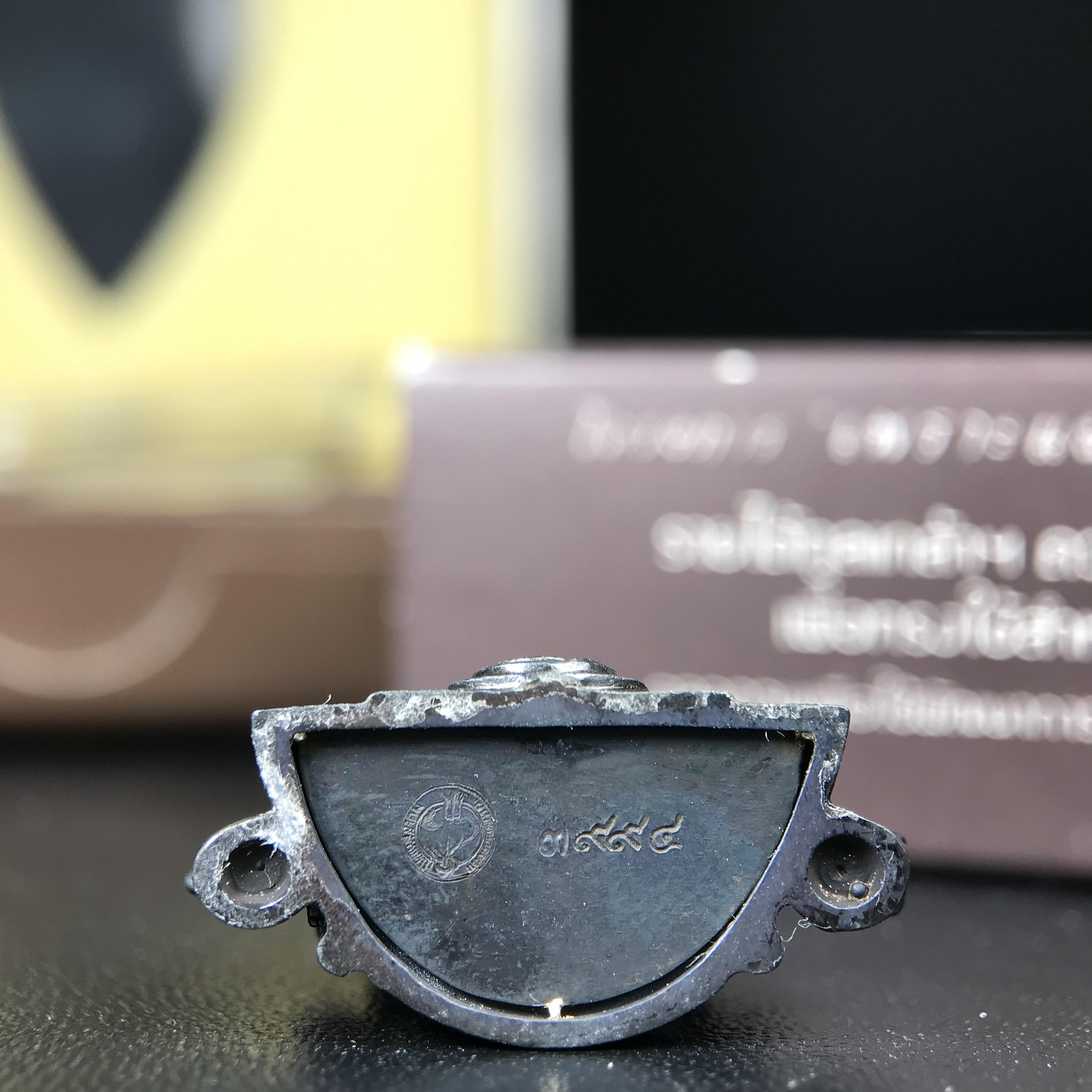 พระพุทธชินราช ภปร. โครงการ "เพราะแผ่นดินนี้ คือ แผ่นดินเกิด" ปี2548(รุ่นแรก) ลอยองค์ หน้าตัก 1/2 นิ้ว(ขนาด 3.5 x 2.5 ซม.) เนื้อเงินรมดำ(พุทธศิลป์จำลองเมื่อครั้งลอกทอง ครั้งที่3 เมื่อปี2547 ร้อยปีจะมีสักครั้ง "พระพุทธชินราชองค์ดำ")