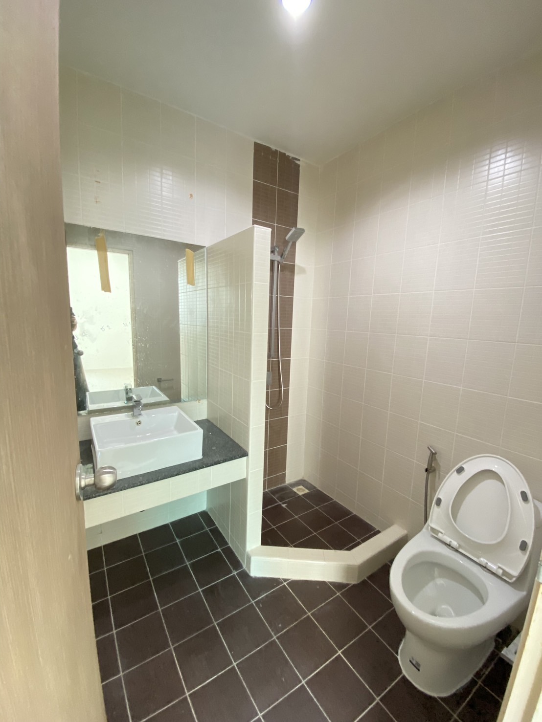 For Sales : Sea front, 2-Story commercial buildings, 3 Bedroom 6 Bathroom