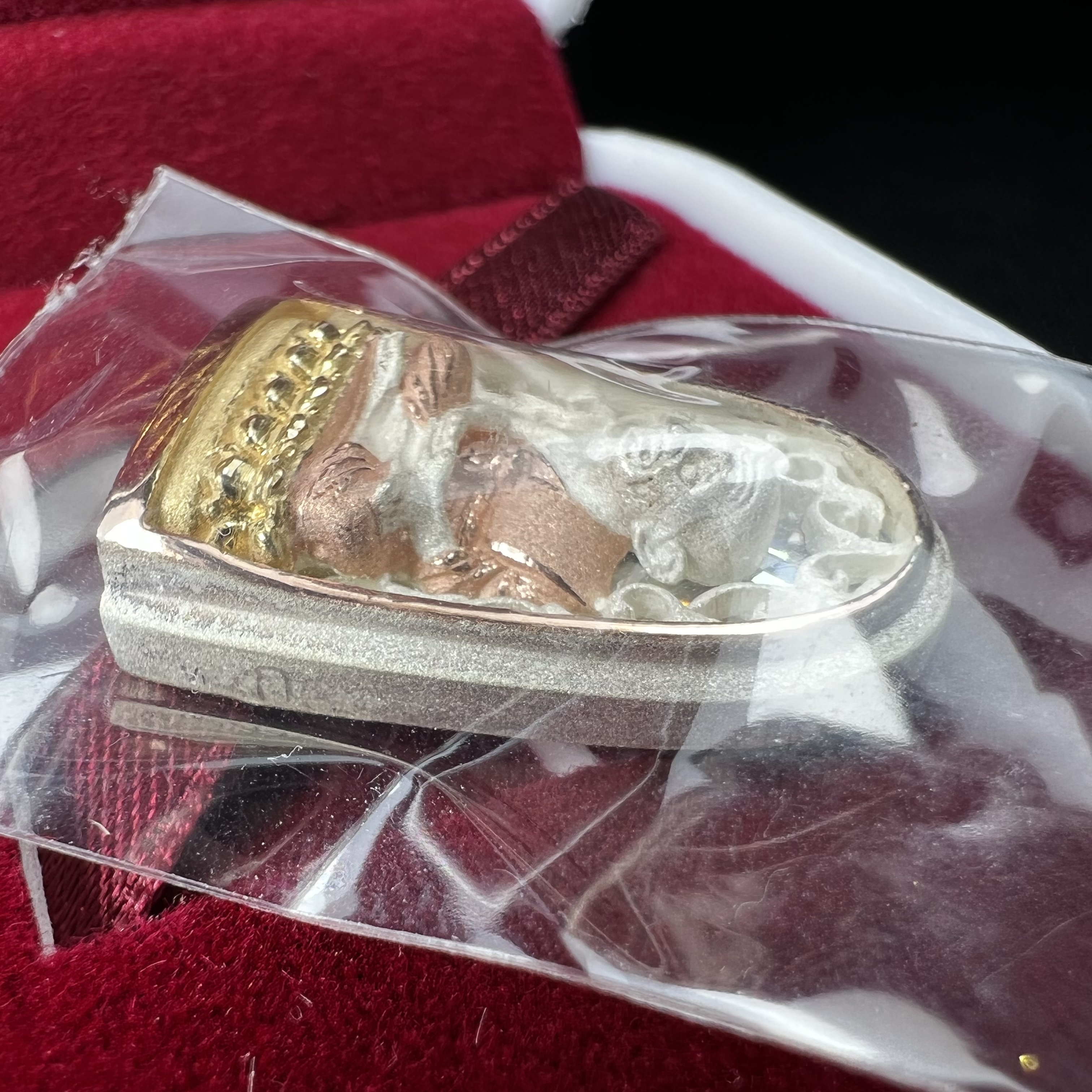 เหรียญหลวงพ่อทวด รุ่น มงคลบารมี วัดประสาทบุญญาวาส ปี 2545 เนื้อเงินสามกษัตริย์ พิมพ์ทรงพระรอด(ขนาด 2.2*1.5 ซม.)ฉลุลายฉากพื้นหลังสามมิติเปลือกหอยมุกสวยงาม ตอกโค๊ต ก(กรรมการ)พร้อมกล่องบรรจุเดิม