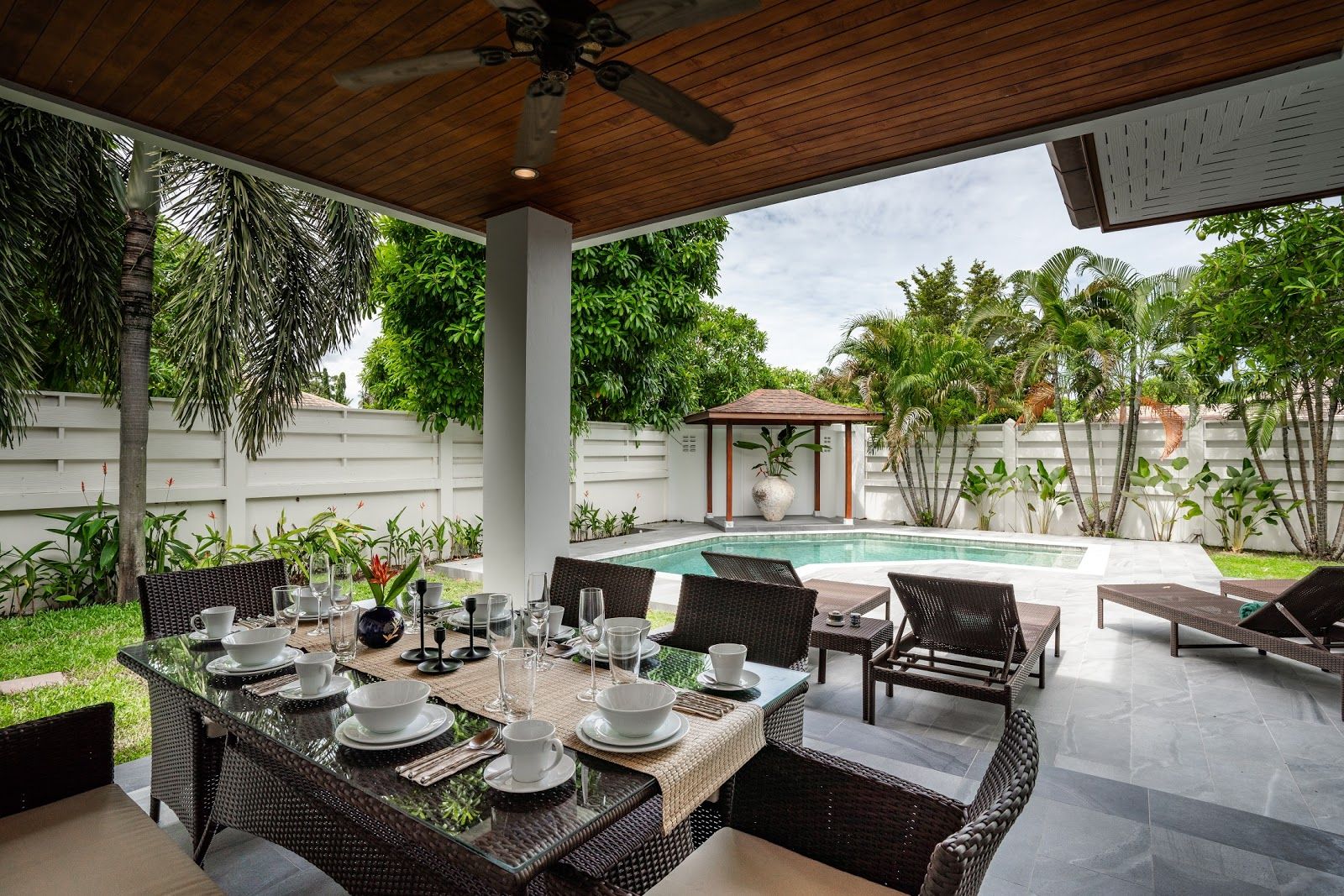 For Rent : Rawai, Luxury Private Pool Villa, 3 bedrooms 3 Bathrooms, Pool view.