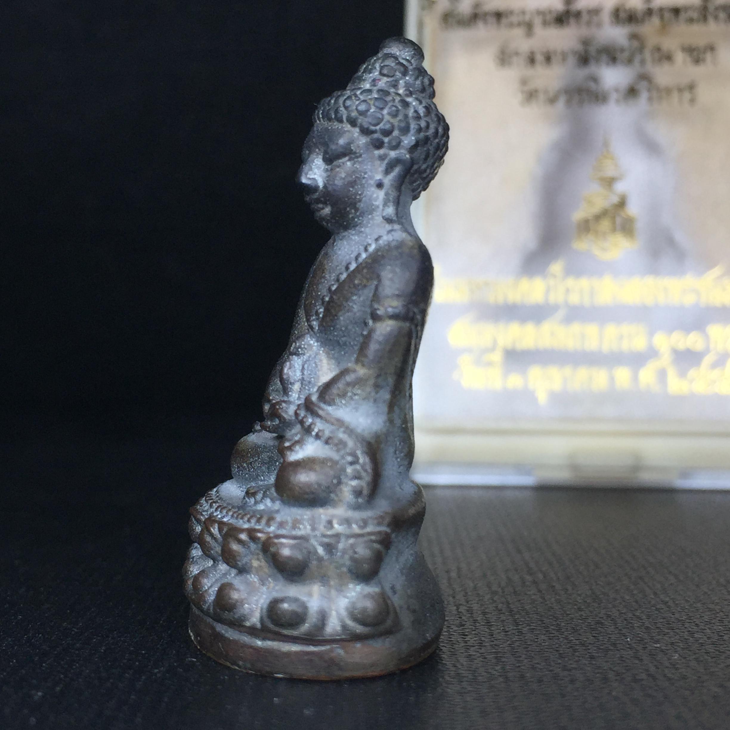 พระกริ่งชินบัญชรฉลองพระชันษา 100 ปี สมเด็จพระญาณสังวร วัดบวรนิเวศวิหาร ปี 2556 เนื้อนวโลหะผสมทองคำก้นทองแดง พิธีใหญ่ มวลสารเด่น นิยม(1 ใน 2556 องค์)