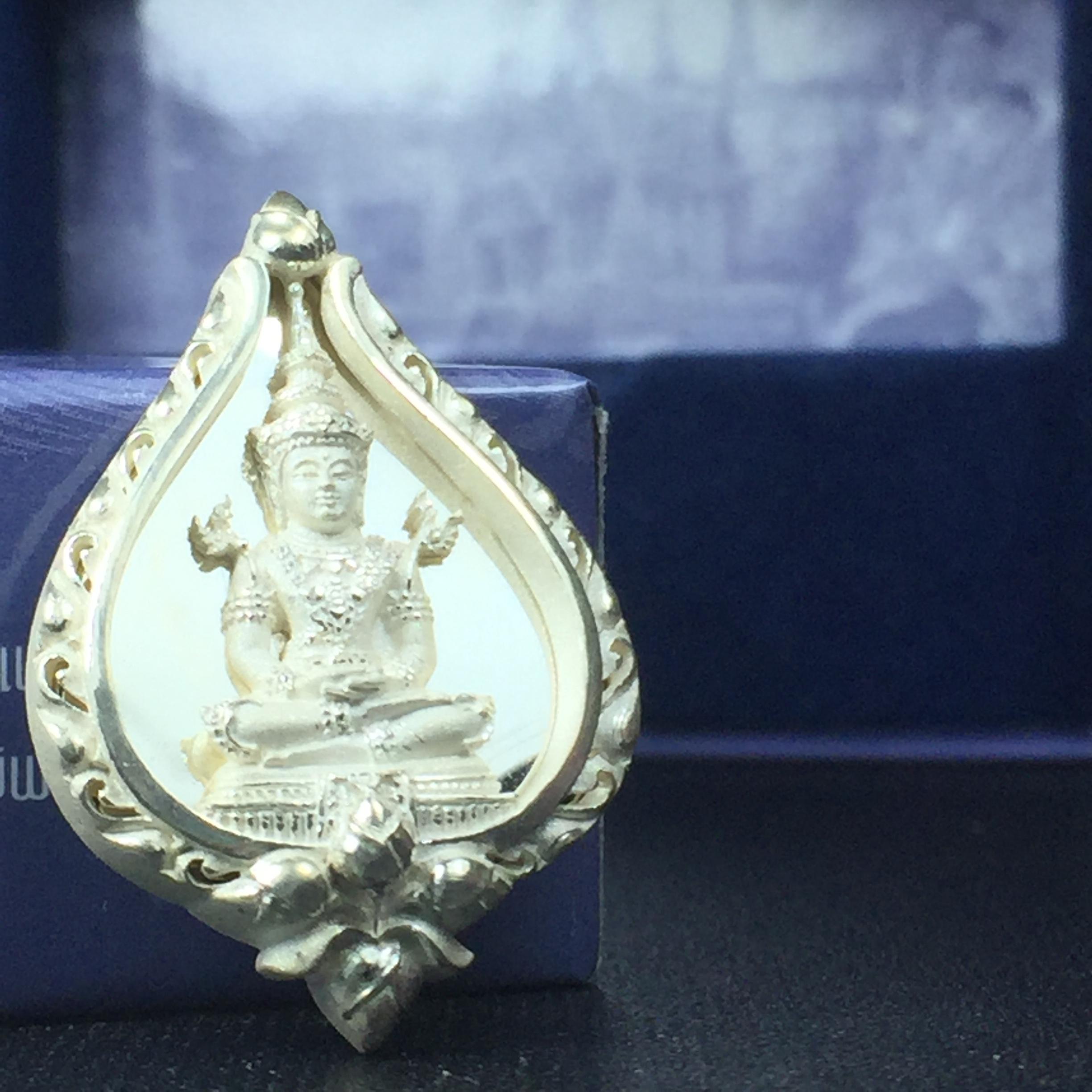 พระแก้วมรกต ภปร. ปี2547 จัดสร้างโดย รพ.ภูมิพลฯ เนื้อเงิน เหรียญทรงดอกบัว(1ใน3000องค์)