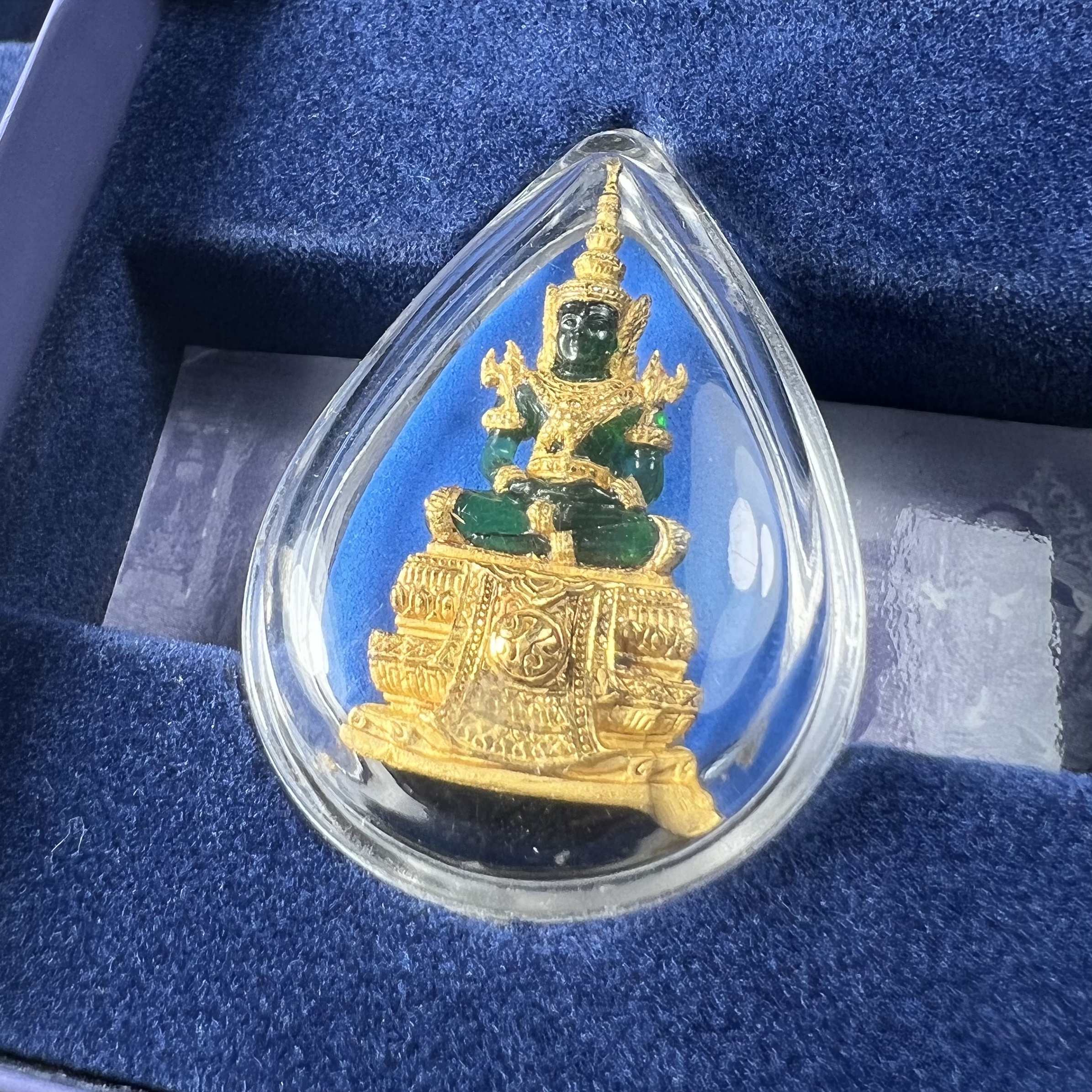 พระแก้วมรกต ภปร. จัดสร้างโดย รพ.ภูมิพลฯ ปี2547 ลอยองค์ขนาดหน้าตัก 1/2 นิ้ว (เนื้อเรซิ่นหุ้มทองคำ99.99%+เนื้อเงิน+เนื้อเงินสามกษัตริย์)(1ชุด 3 องค์)งดงามทรงคุณค่าอีกหนึ่งรุ่นยอดนิยม หายาก