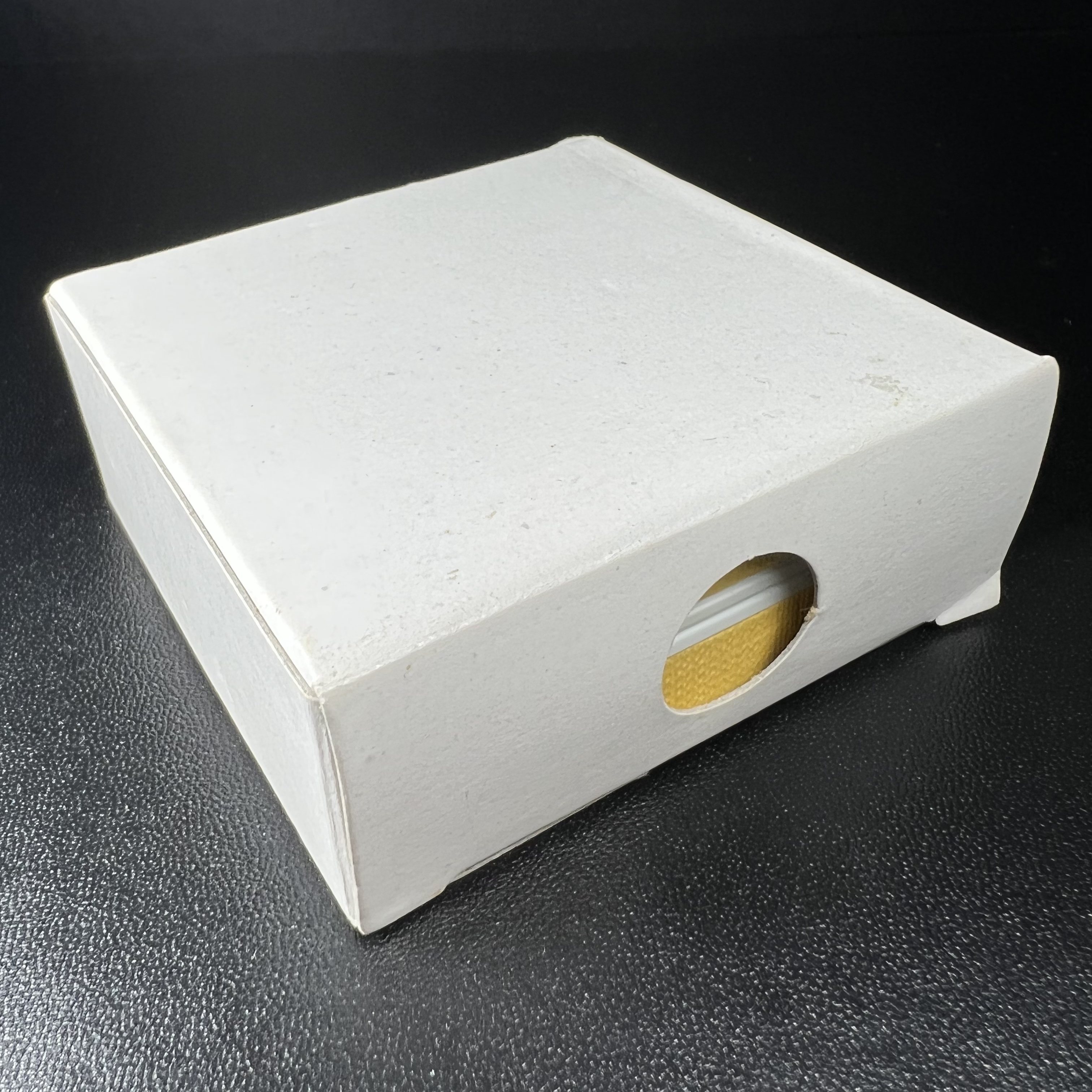 พระพุทธชินสีห์ หลังตรา ปรมาภิไธยย่อ ภปร. ในวโรกาสเฉลิมพระชมพรรษาในหลวงรัชกาลที่9 ครบ 7 รอบ และ ที่ระลึกสมโภชวัดบวรนิเวศวิหารครบ 175 ปี พ.ศ.2554 เหรียญเนื้อเงิน พิมพ์ใหญ่ ขนาดสูง 3.8 ซม. พร้อมกล่องบรรจุเดิมพระราชทาน(1 ใน 1585 เหรียญ)หายาก