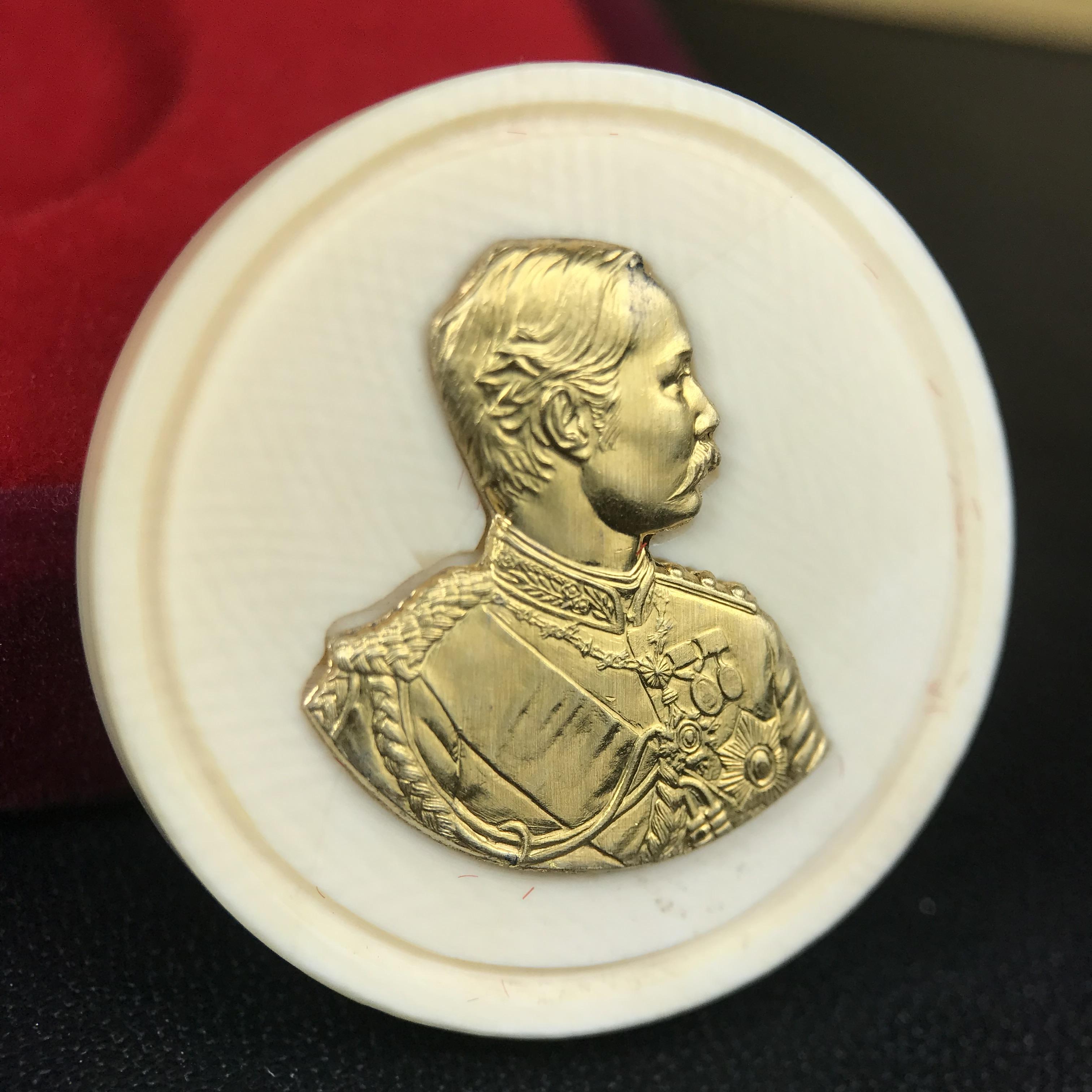 เหรียญรัชกาลที่ 5 คชสารหมื่นปี หลวงพ่ออุตตมะ วัดวังก์วิเวการาม ปี 2540 พิมพ์ใหญ่ขนาด 3.0 ซม. หน้ากากทองคำบริสุทธิ์ 99.99% (ผิวสวยเดิม)พร้อมกล่องบรรจุเดิมและใบรับรองเดิมครบ(ควรคู่ผู้รู้คุณค่า ด้วยวัตถุมงคล เสริมบุญญาบารมี)