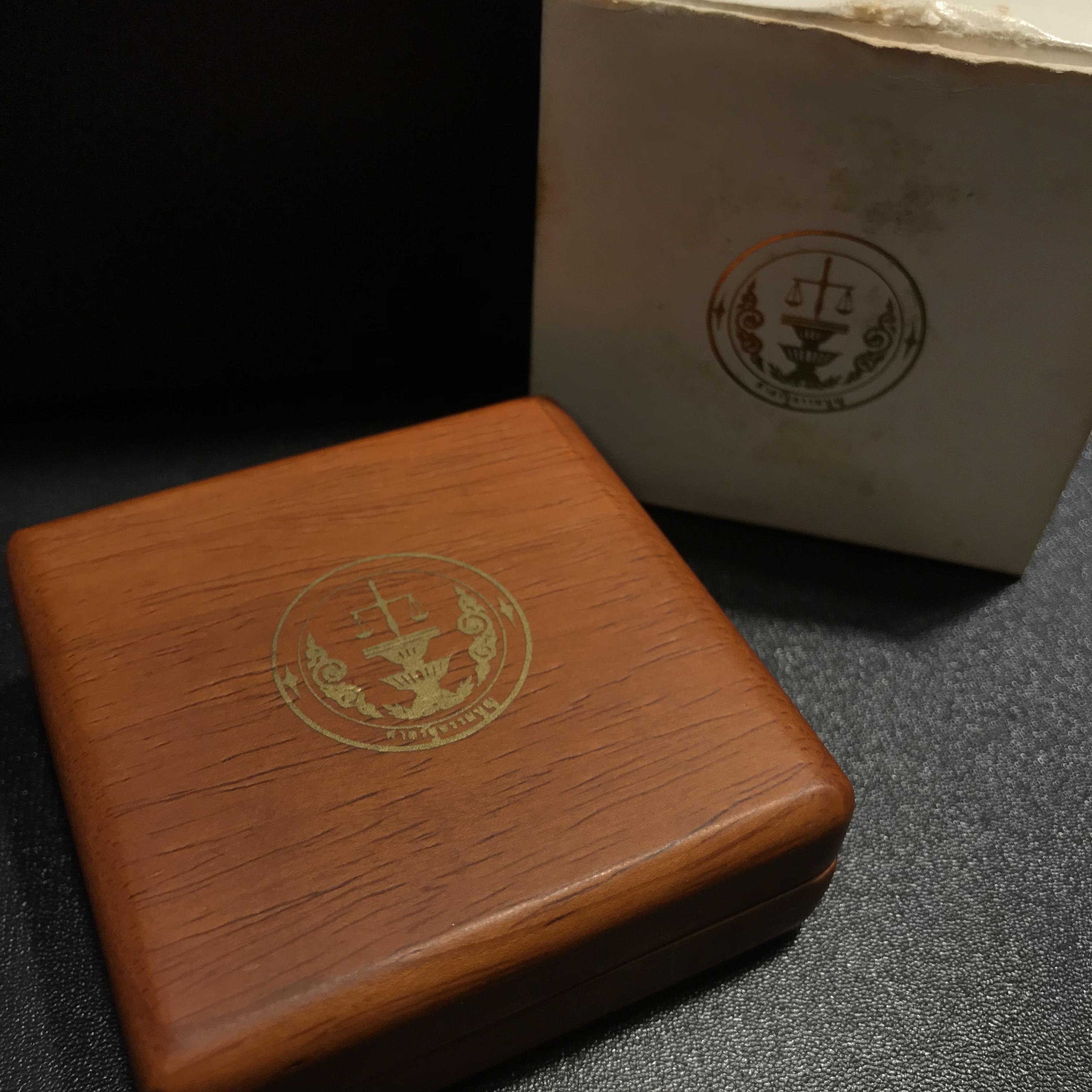 เหรียญในหลวงรัชกาลที่9 ที่ระลึกเปิดศาลรัฐธรรมนูญ จัดสร้างปี 2543 เนื้อเงินรมดำพร้องกล่องไม้บรรจุเดิมสวยงาม(ตัวติดผลิตน้อยหายาก)