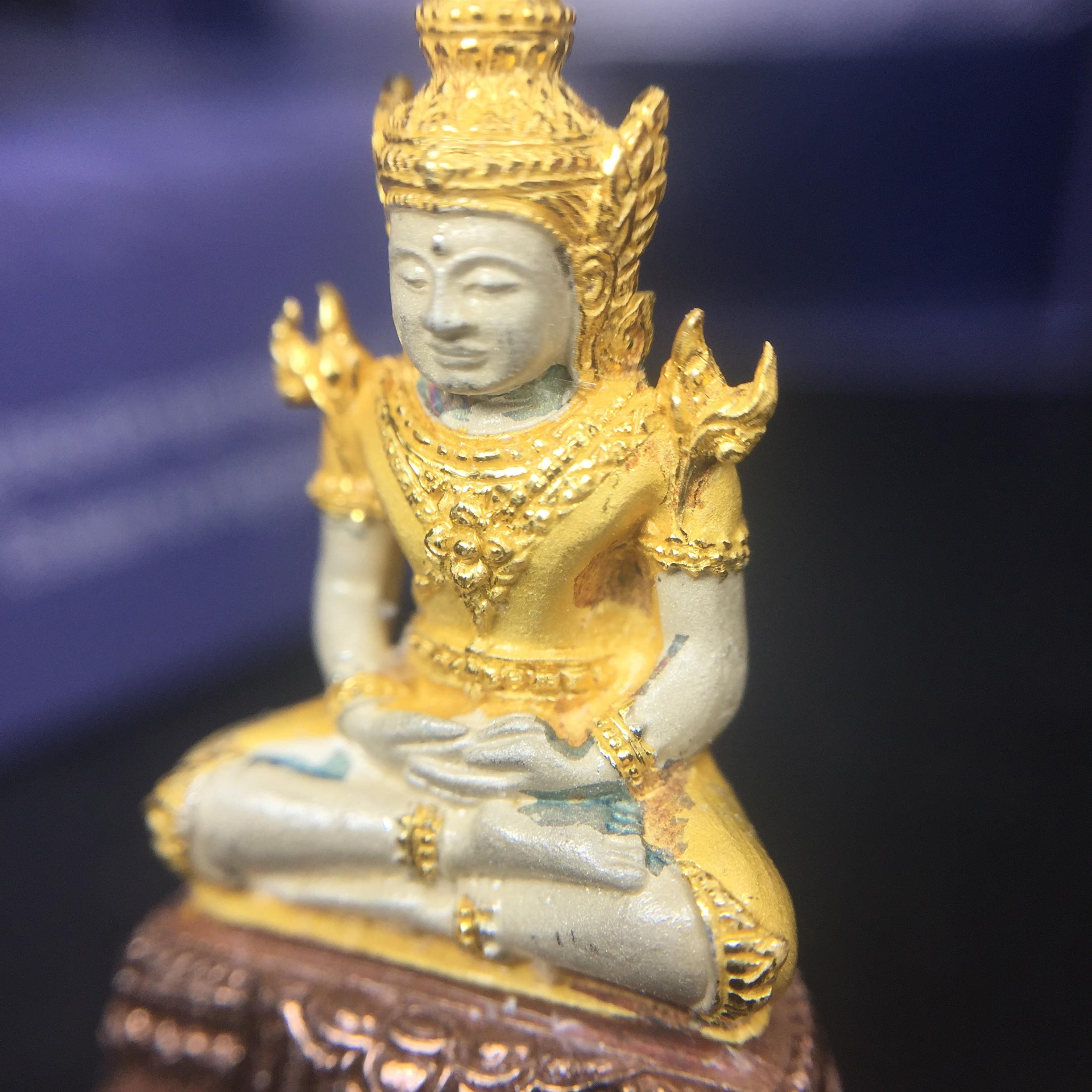 พระแก้วมรกต ภปร. ปี2547 จัดสร้างโดย รพ.ภูมิพลฯ เนื้อเงิน (3 กษัตริย์)ลอยองค์ หน้าตัก 1/2 นิ้ว(1ใน3000องค์)