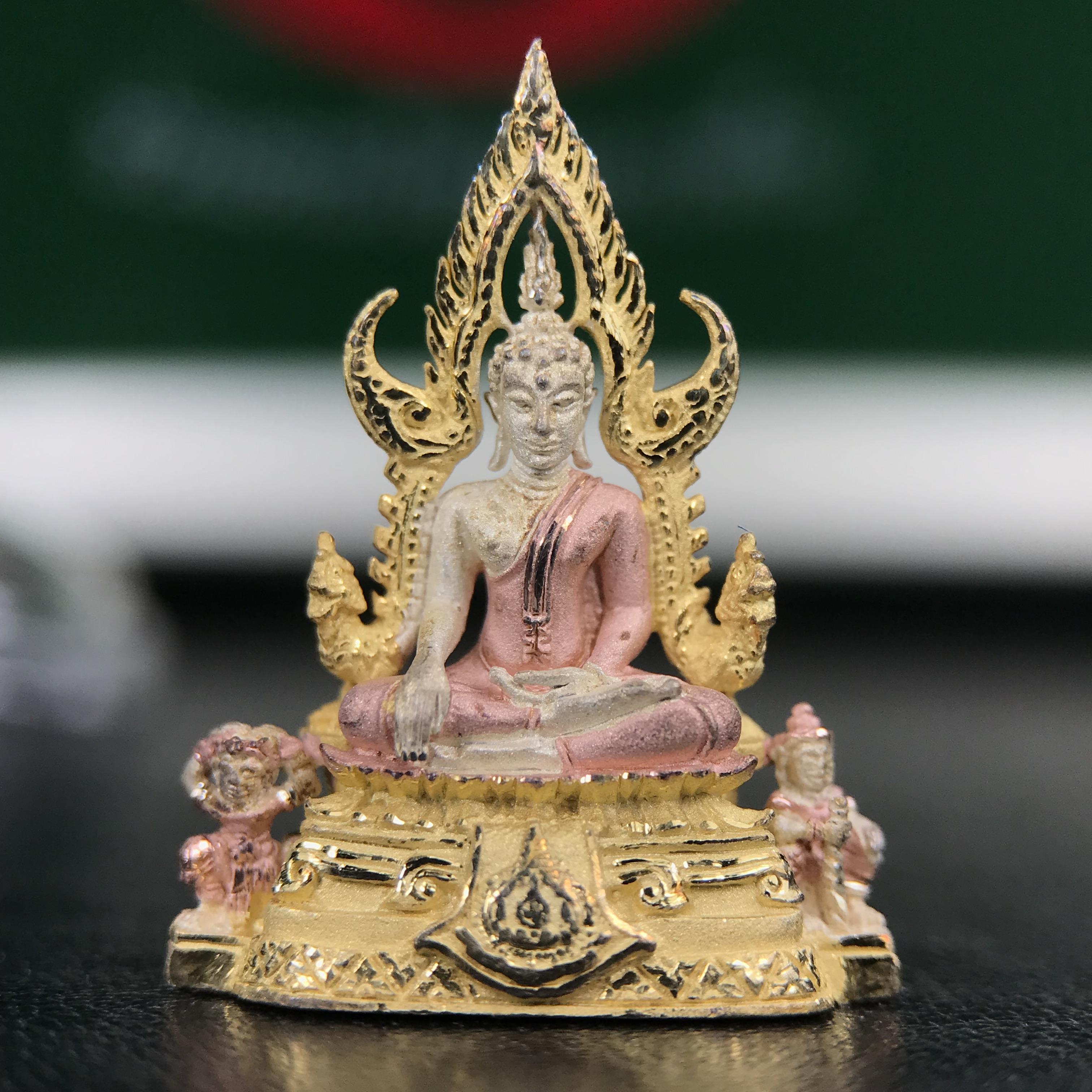 พระพุทธชินราช ภปร. ในวโรกาสพระราชพิธีมหามงคล เฉลิมพระชนมายุ6รอบ 5ธันวาคม2542 มูลนิธิพิทักษ์ดวงตาประชาชน จัดสร้าง เนื้อเงินบริสุทธิ์ 99.9% แบบสามกษัตริย์ขัดเงาบางส่วน พิมพ์กลาง ขนาดสูง 2.4 ซม. พร้อมกล่องบรรจุเดิม