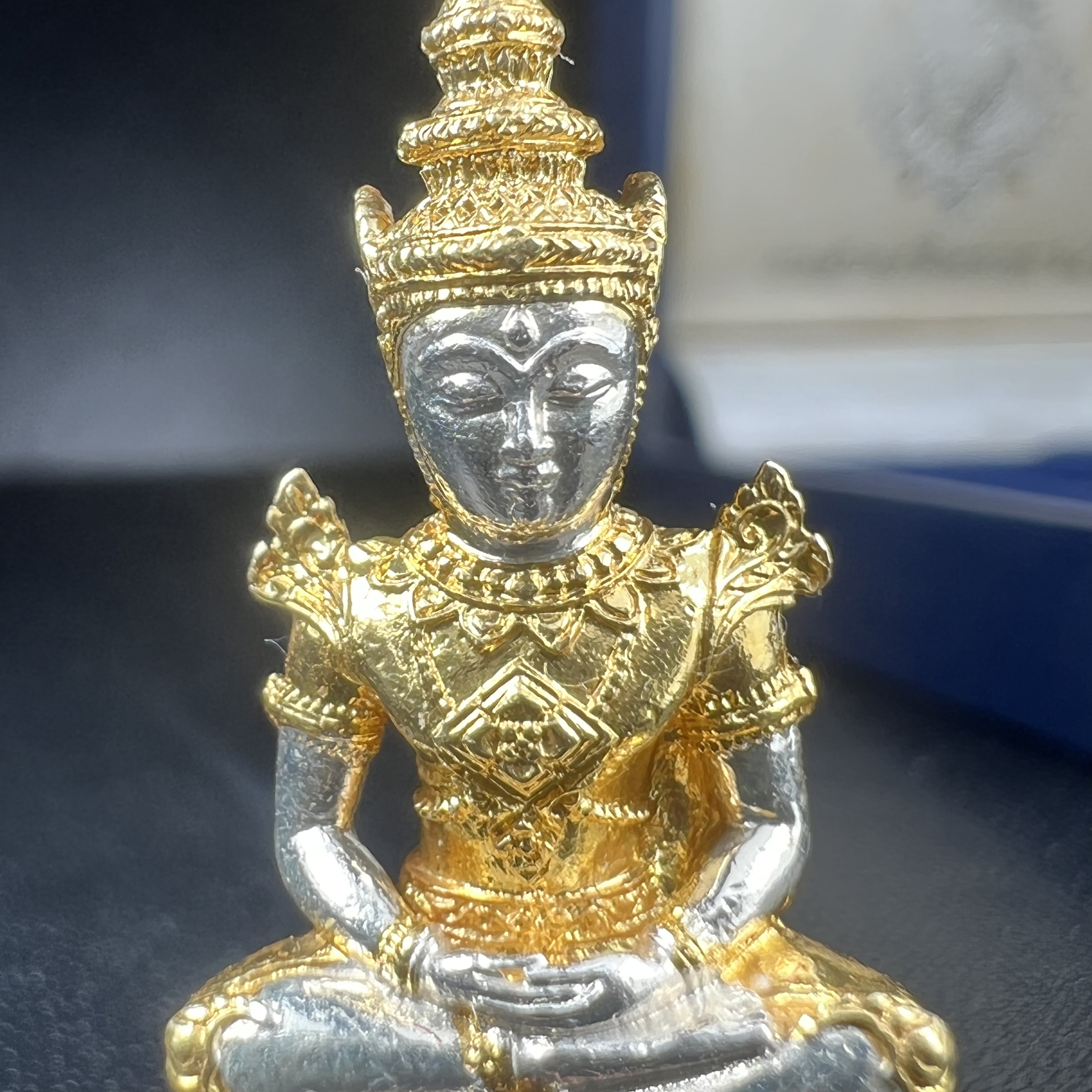 พระแก้วมรกต กรมสรรพสามิตจัดสร้างขึ้นเนื่องในโอกาสครบรอบ 64 ปีของกรมสรรพสามิต และเนื่องในวโรกาสที่พระบาทสมเด็จพระเจ้าอยู่หัวทรงครองราชย์ครบ 50 ปีในปีกาญจนาภิเษก เมื่อ พ.ศ.2539 เนื้อเงินรมดำขัดเงา(ชุบสามกษัตริย์ใหม่)พร้อมกล่องบรรจุเดิม