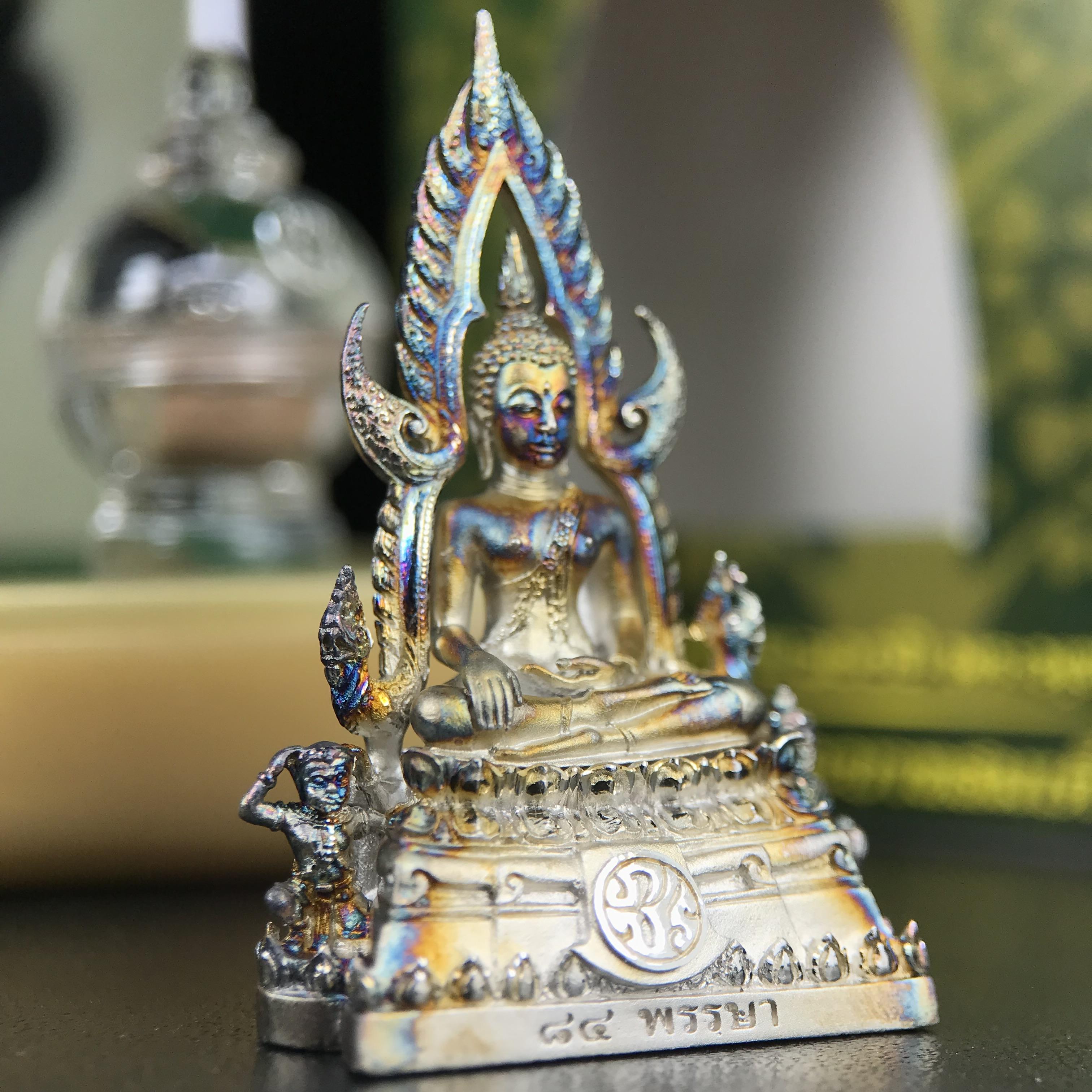 พระพุทธชินราช ภปร. 84 พรรษา ปี 2554 พิมพ์กลางขนาดหน้าตัก 1/2 นิ้ว(สูง 3.8 ซม.) เนื้อเงินชุบทองคำขาว(สภาพผิวเดิมสวย ขึ้นสีรุ้งธรรมชาติ แบบนิยม สวยมาก) (พระราชทานมวลสาร จิตรลดาและเส้นพระเจ้า(เส้นผม)รัชกาลที่9)พุทธศิลป์ทรงคุณค่าอีกหนึ่งรุ่นยอดนิยม