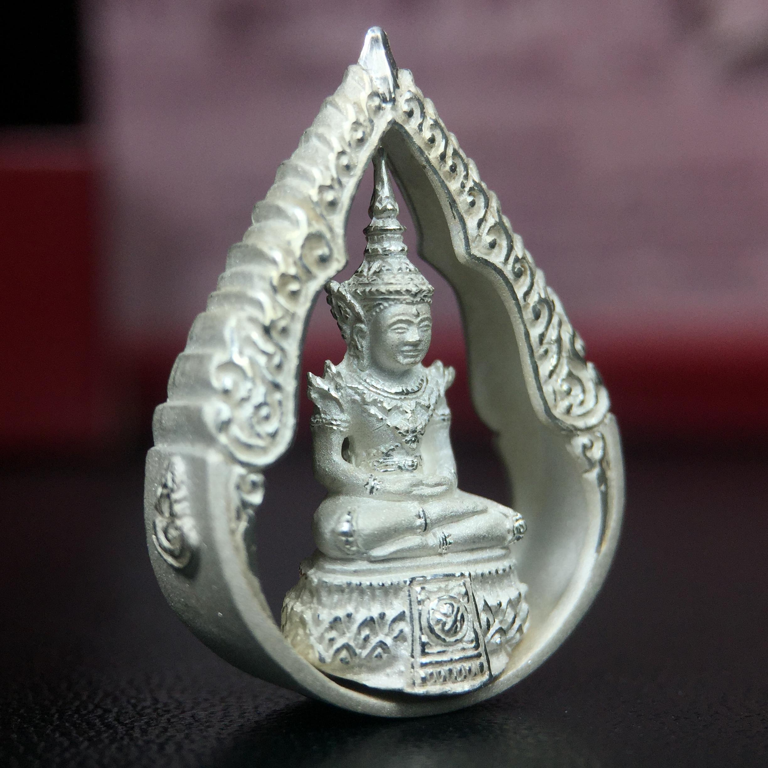 พระแก้วมรกต ภปร.(รุ่นแรก) ปี2545 รุ่นฉลองกรุงรัตนโกสินทร์ครบ 220 ปี พิมพ์ลอยองค์ทรงหยดน้ำ เนื้อเงินบริสุทธิ์ 92.5% ขนาด 18*27 มม. พร้อมกล่องบรรจุเดิม สวยครบสมบูรณ์(องค์หมายเลขสวย 1555)