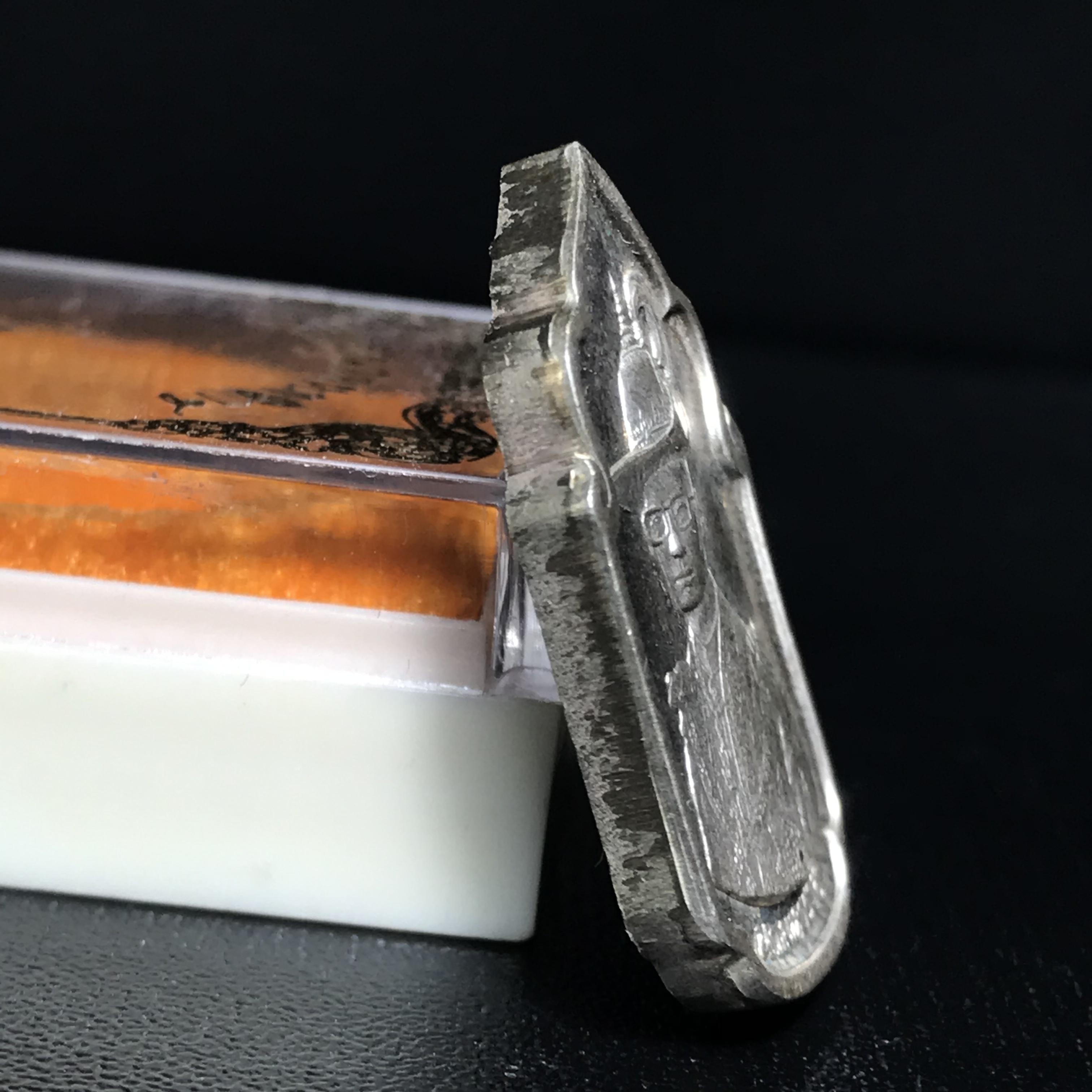 เหรียญนวมหาราชเฉลิมพระชนพรรษา 5 รอบ รัชกาลที่9 ปี 2530 เนื้อนวโลหะกล่องบรรจุเดิม(หายาก)(สภาพคัดสวย วงเดือน พระพักต์คมชัด)