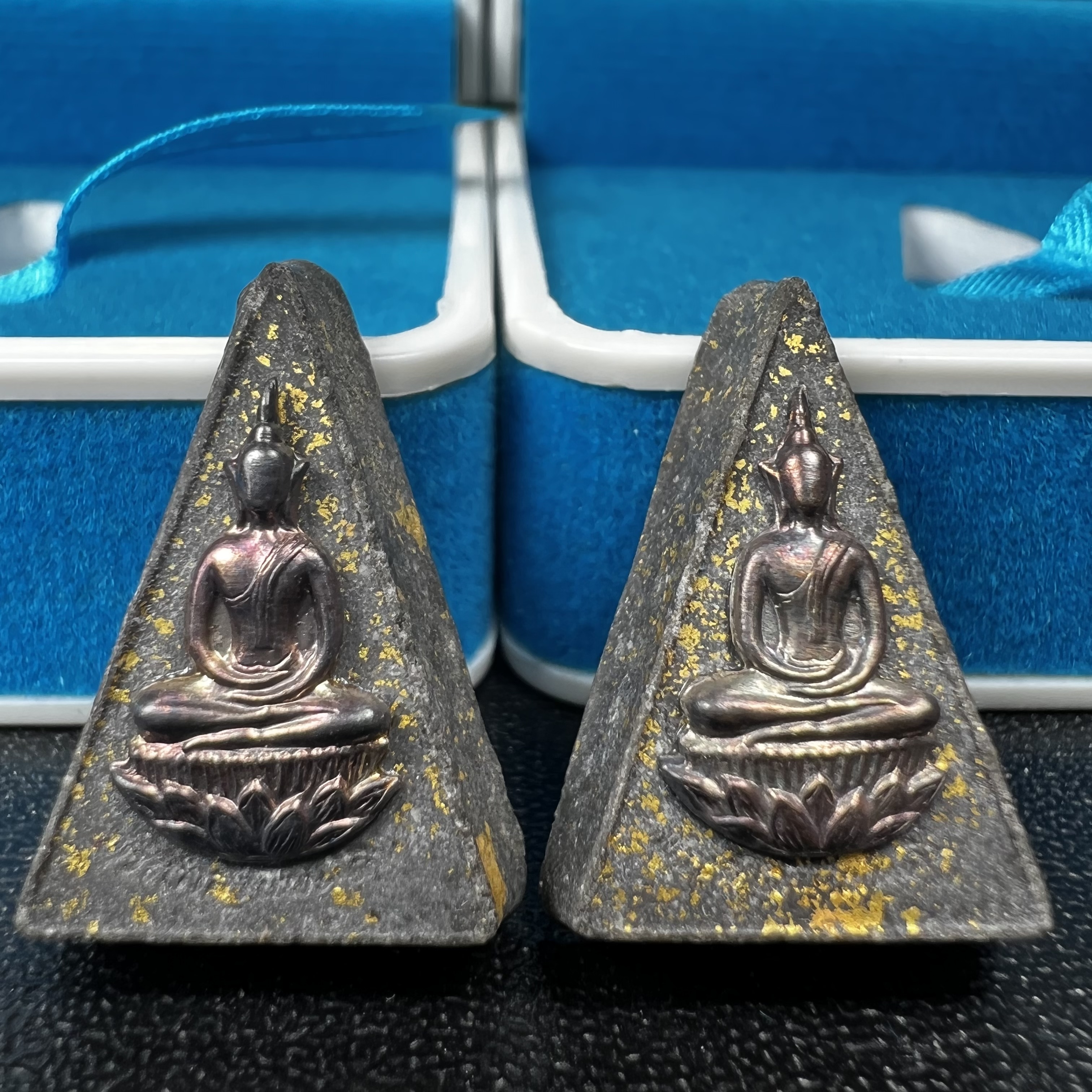 พระกำลังแผ่นดิน พระราชทาน วัดบวรนิเวศวิหาร ปี2539 พิมพ์เล็กหน้ากากเงิน (ในหลวง รัชกาลที่ 9 พระราชทานมวลสารจิตรลดา)นิยมหายาก