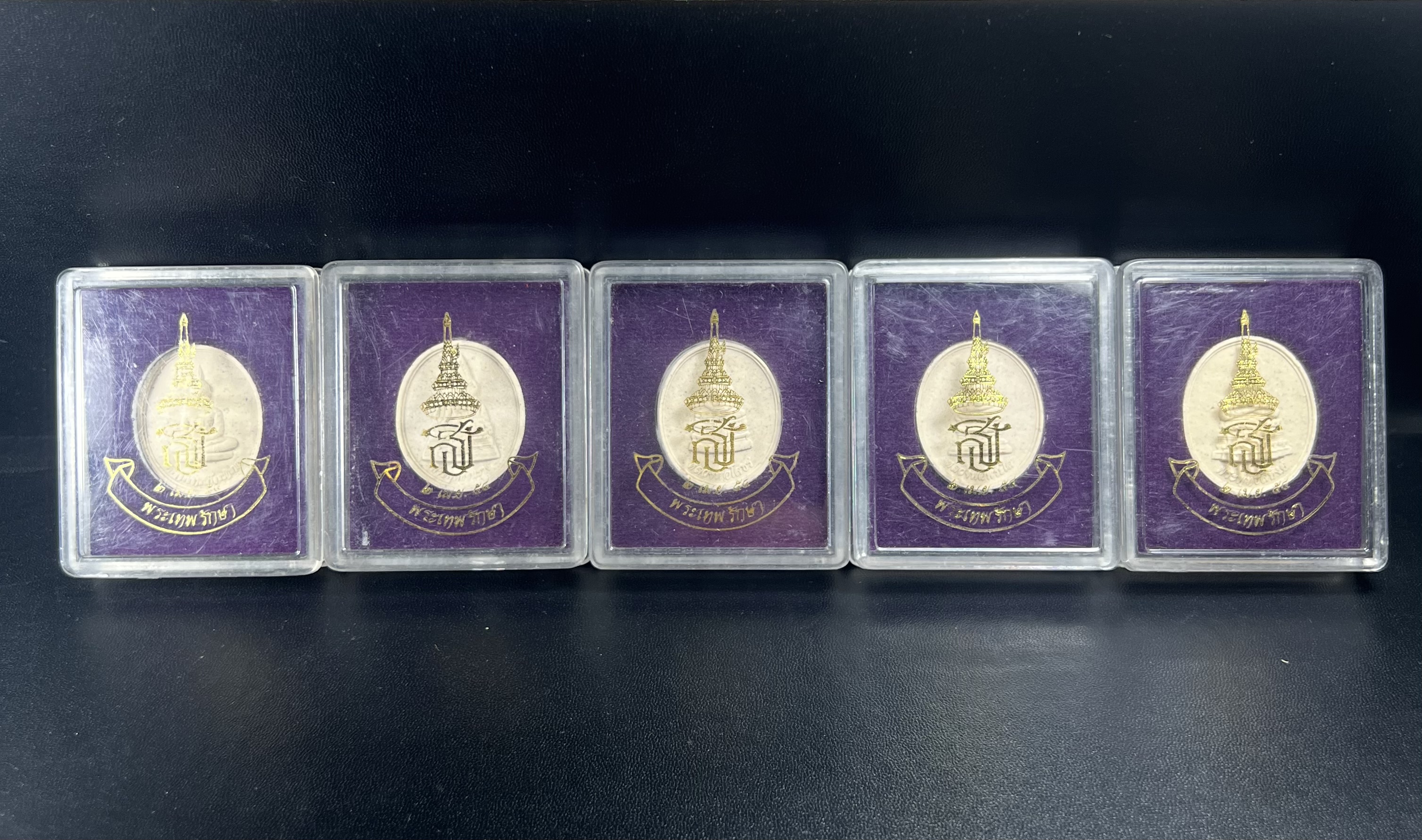 พระเบญจพุทธปาฏิหาริย์ สธ. รุ่น “พระเทพรักษา” ปี 2554 ชุดเนื้อผง ขนาด 2.5 ซม.(ครบชุด 5 องค์) พร้อมกล่องบรรจุเดิมครบสมบูรณ์(พิธีใหญ่ มหาพุทธาภิเษก 5 วัด 5 พิธี)