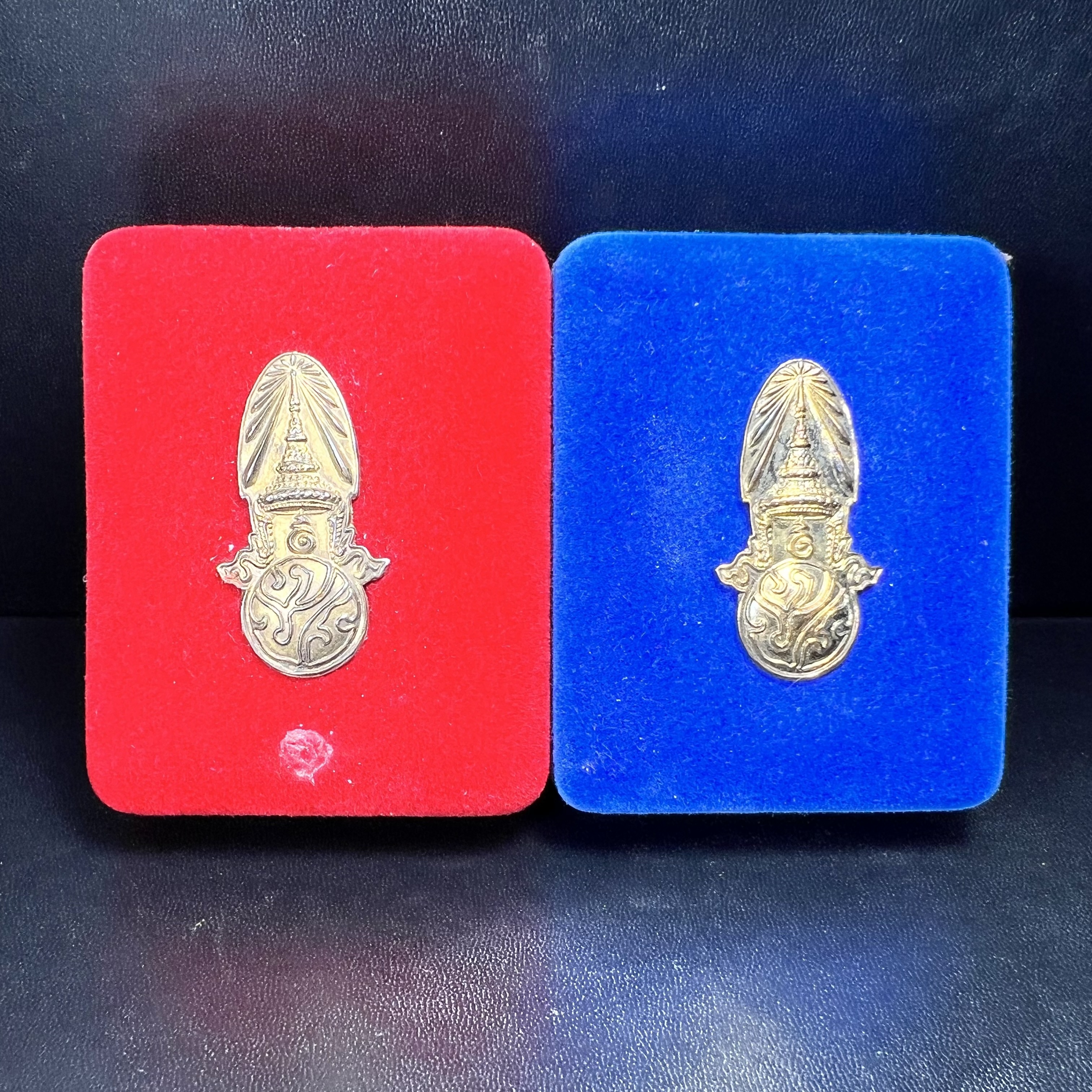 พระกริ่งคู่แฝดหายากมากที่จะมาคู่กันได้!! จัดสร้างในวาระพระบาทสมเด็จพระเจ้าอยู่หัวรัชกาลที่ 9 เจริญพระชนมพรรษา 5 รอบนักษัตริย์ พระกริ่ง-พระชัยวัฒน์ วัดบวรนิเวศวิหาร ปี 2530 + พระกริ่ง-พระชัยวัฒน์ นวราชบพิตร วัดตรีทศเทพ ปี 2530)(ในหลวงรัชกาลที่9เสด็จเททอง)