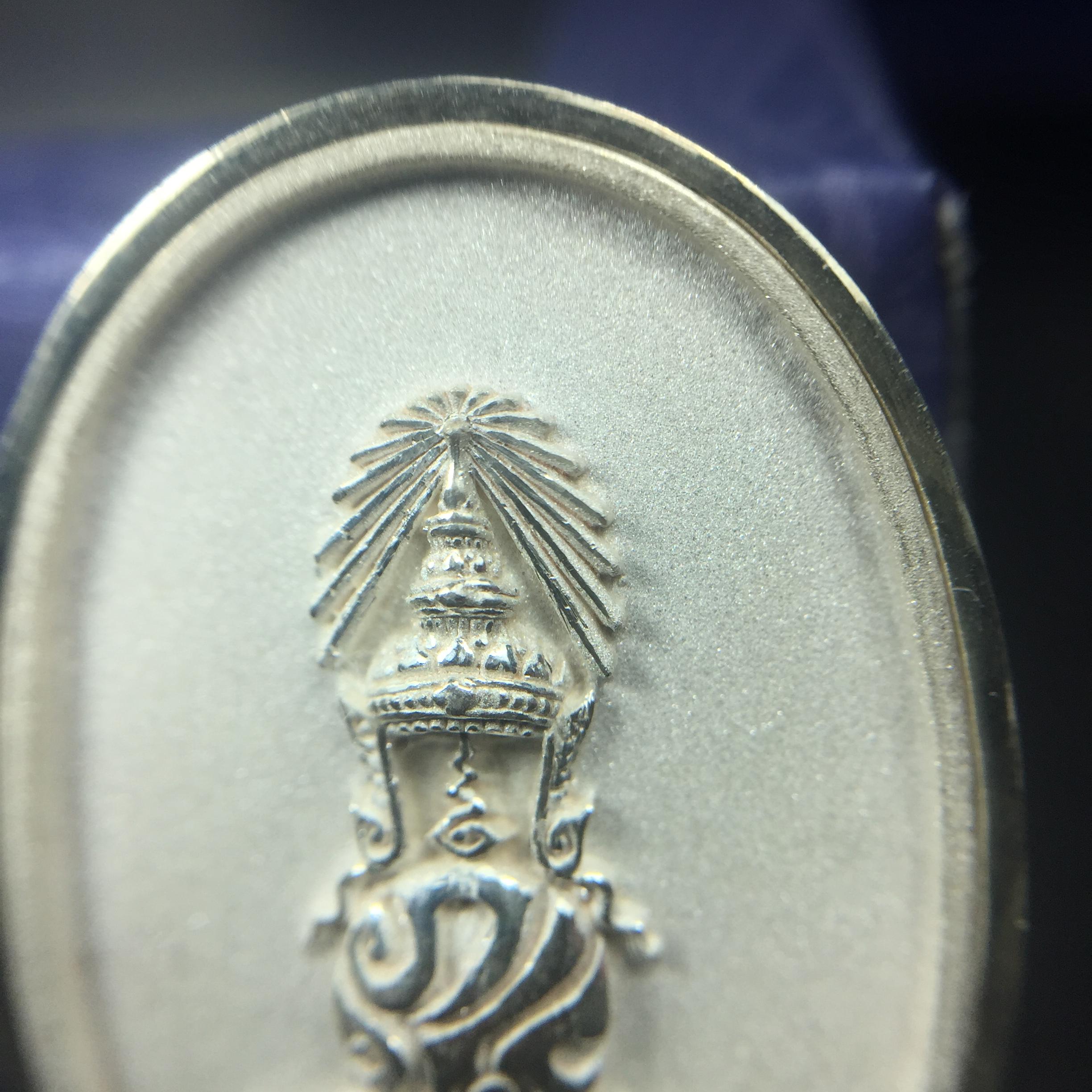 พระแก้วมรกต ภปร. ปี2547 จัดสร้างโดย รพ.ภูมิพลฯ เนื้อเงิน เหรียญทรงกลมรี(1ใน3000องค์)