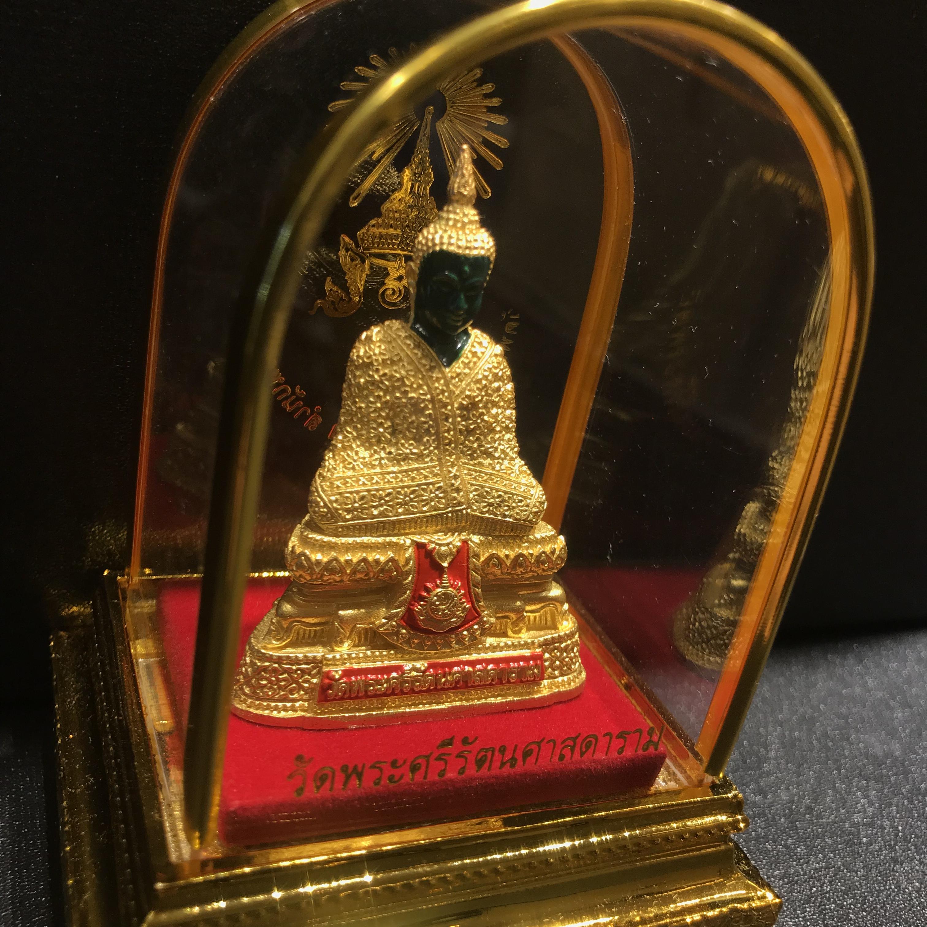 พระพุทธมหามณีรัตนปฏิมากร(พระแก้วมรกต) วัดพระศรีรัตนศาสดาราม สำนักพระราชวัง จัดสร้าง ฤดูหนาว หน้าตัก 2 นิ้วพร้อมครอบตู้เดิม(บรรจุมวลสารใต้ฐาน)