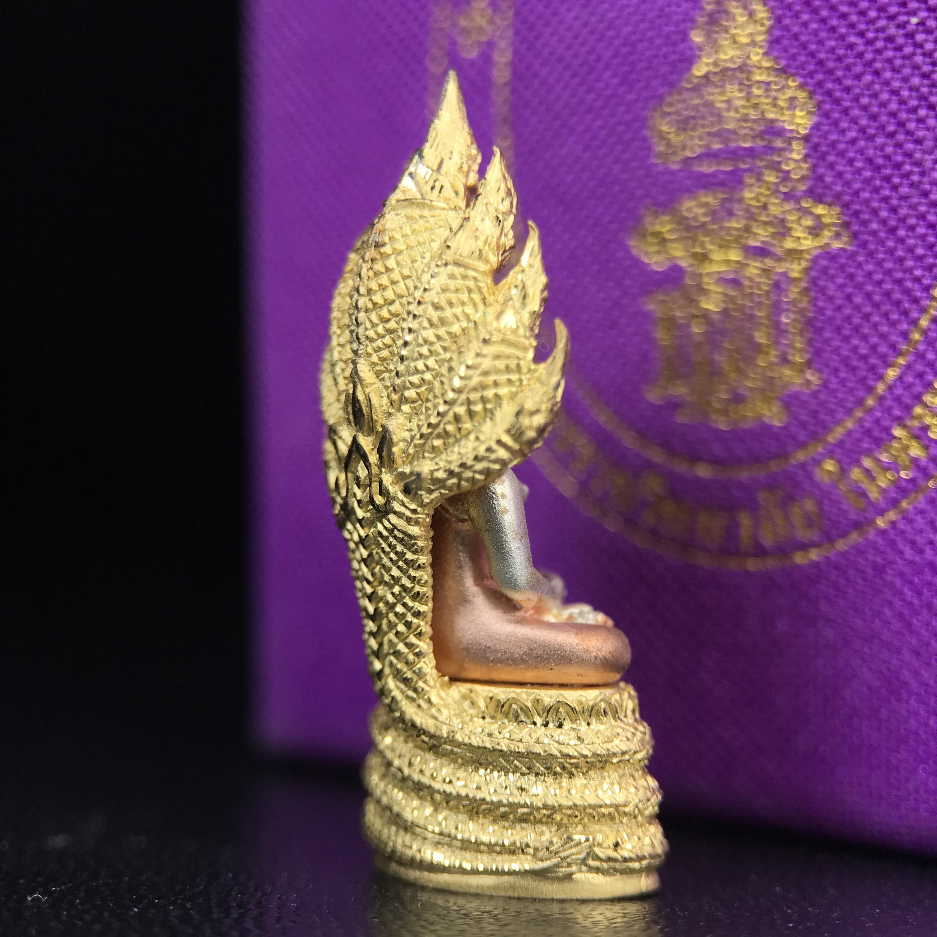 พระนาคปรก สธ. รุ่นสร้างพระอุโบสถเฉลิมพระเกียรติ 4 รอบ 84 พรรษา สมเด็จพระเทพรัตนราชสุดาฯ วัดบวรนิเวศวิหาร ปี 2543 พิมพ์เล็ก เนื้อเงินบริสุทธิ์ ชุบสามกษัตริย์แบบพ่นทรายขัดเงาบางส่วน(สภาพ สวย )พิธีใหญ่ พุทธศิลป์งดงาม หายาก (1 ใน 2999 องค์)