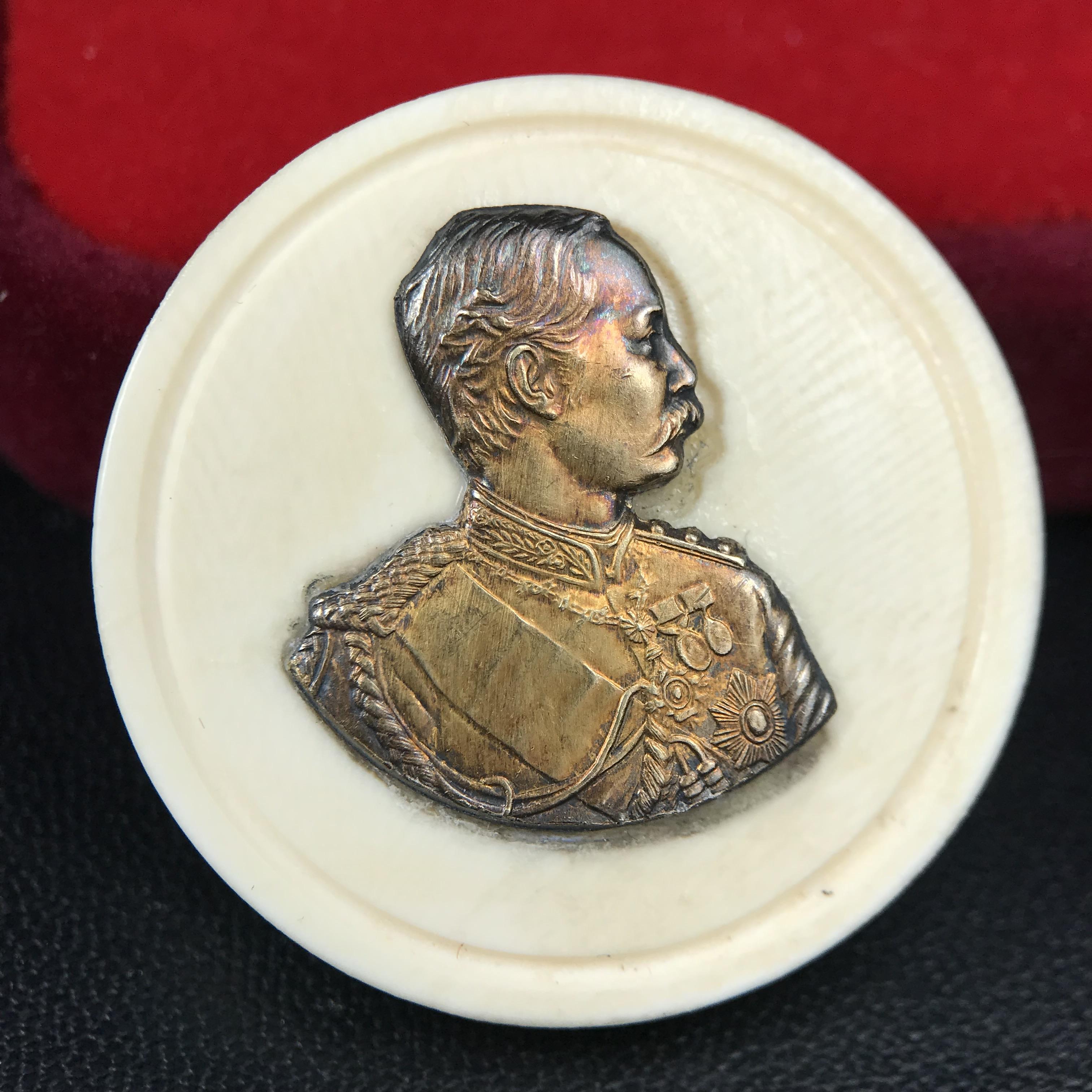 เหรียญรัชกาลที่ 5 คชสารหมื่นปี หลวงพ่ออุตตมะ วัดวังก์วิเวการาม ปี 2540 พิมพ์ใหญ่ขนาด 3.0 ซม. หน้ากากทองคำบริสุทธิ์ 99.99% (ผิวสวยเดิมขึ้นรุ้งงดงามธรรมชาติ)พร้อมกล่องบรรจุเดิมครบ(ควรคู่ผู้รู้คุณค่า ด้วยวัตถุมงคล เสริมบุญญาบารมี)