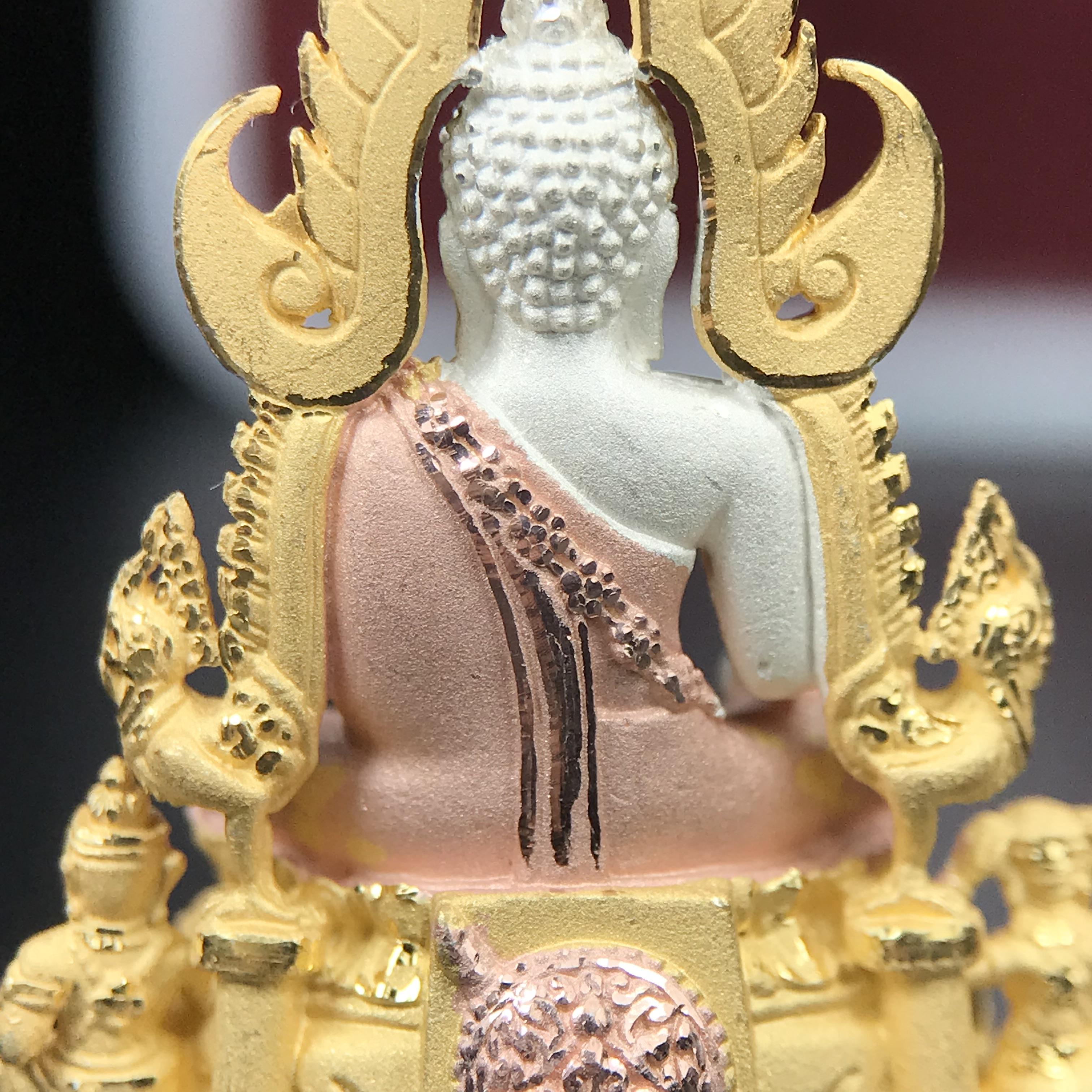 พระพุทธชินราช รุ่น ประวัติศาสตร์ มูลนิธิเพื่อตำรวจไทยจัดสร้าง ปี 2562 เนื้อเงินชุบสามกษัตริย์ขัดเงา พิมพ์พระพุทธชินราช ลอยองค์ แบบจิวเวอร์รี่(ขนาดสูง 3.5 ซม.) (สภาพ สวย ซีนซองเดิม กล่องบบรรจุเดิมครบสมบูรณ์)1 ใน 1999 องค์)