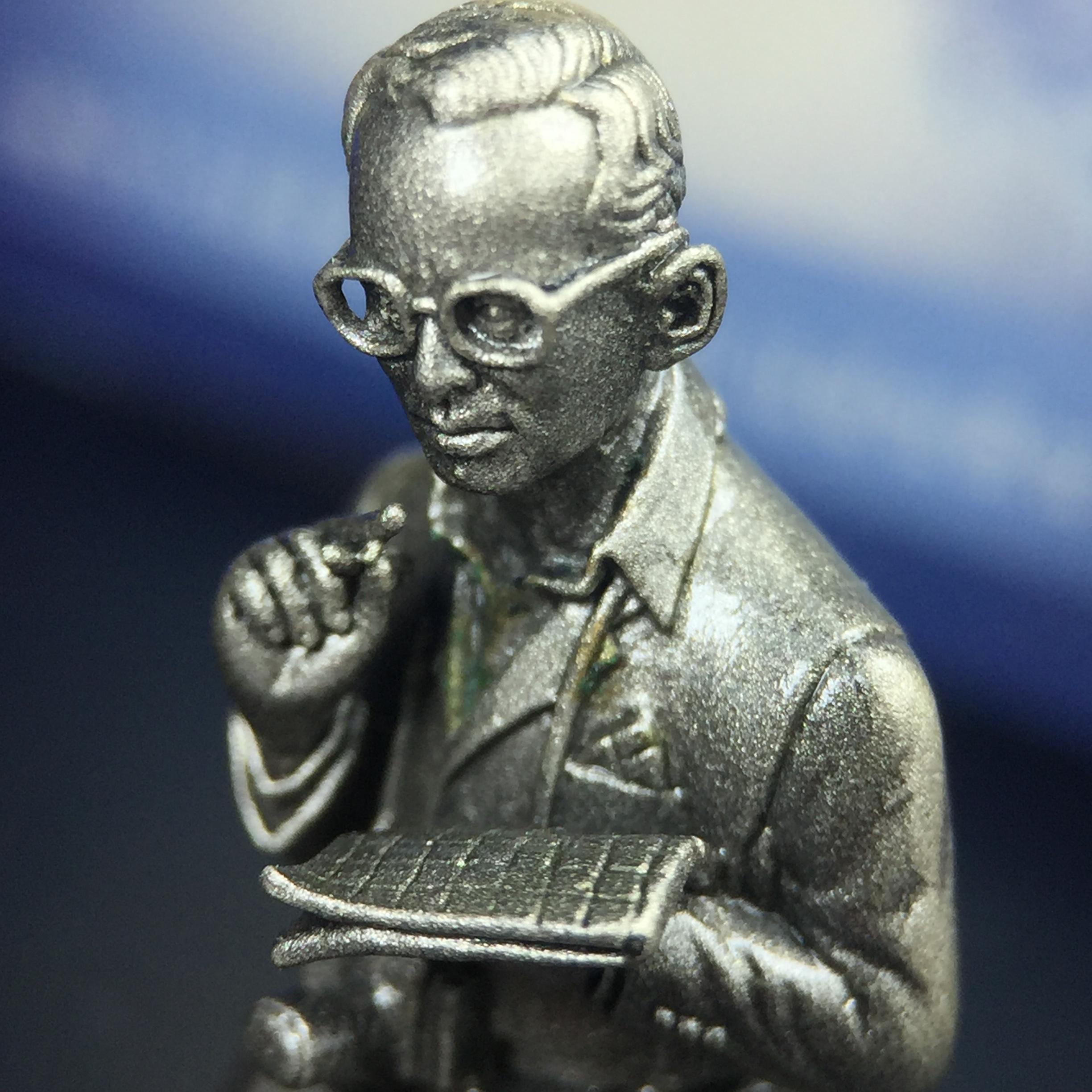 พระบรมรูปพระบาทสมเด็จพระเจ้าอยู่หัวรัชกาลที่ 9(ทรงงาน) ภปร. รุ่นเพราะแผ่นดินนี้คือแผ่นดินเกิด ปี 2551 ขนาดสูง 1 นิ้ว เนื้อบรอนซ์ชุบเงินรมดำ(ด้านหน้า ฐานพระบรมรูปฯ ประดิษฐานอักษรพระปรมาภิไธย ภ.ป.ร.)นิยมหายาก