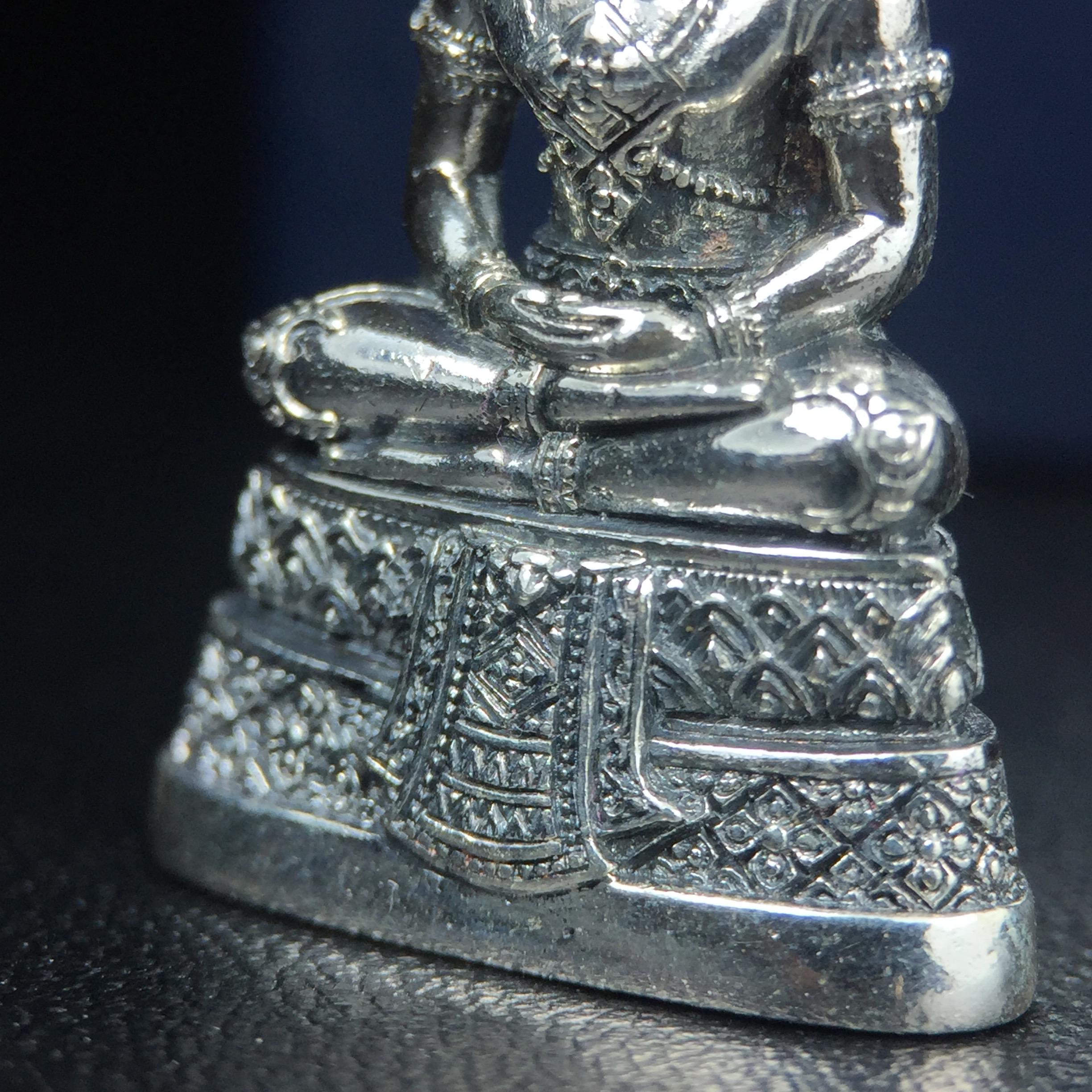 พระแก้วมรกต กรมสรรพสามิตจัดสร้างขึ้นเนื่องในโอกาสครบรอบ 64 ปีของกรมสรรพสามิต และเนื่องในวโรกาสที่พระบาทสมเด็จพระเจ้าอยู่หัวทรงครองราชย์ครบ 50 ปีในปีกาญจนาภิเษก เมื่อ พ.ศ.2539 เนื้อเงินรมดำขัดเงาพร้อมกล่องบรรจุเดิม