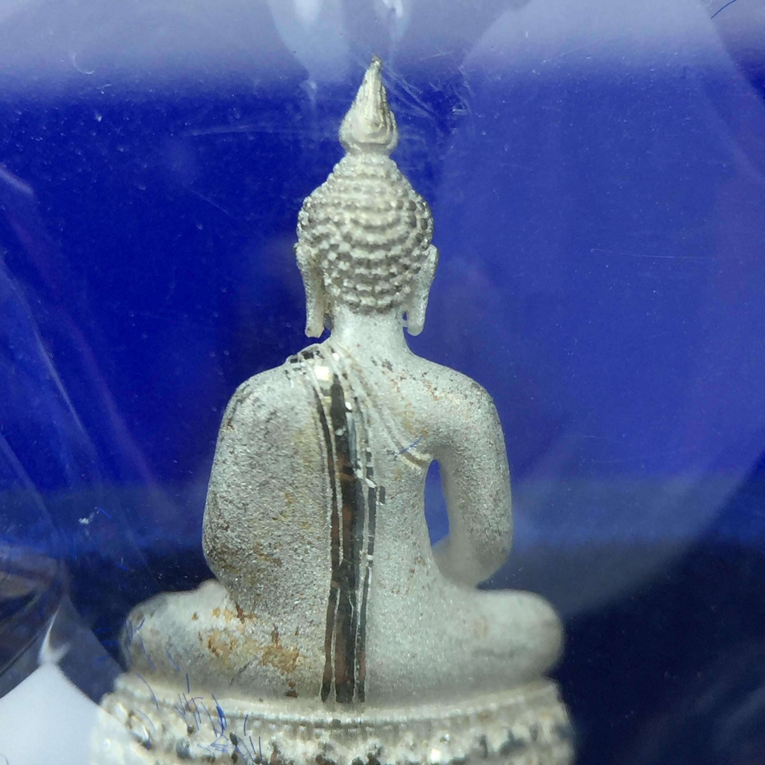 พระชัยวัฒน์พุทธสิหิงค์ ภปร. รุ่นสร้างหอพระธรรมศาสตร์ ปี2542 เนื้อเงิน(ผิวเดิม ซีนซองเดิม กล่องครบสวยสมบูรณ์) มหาพิธี 3วาระอันยิ่งใหญ่(ตอกโค๊ตและหมายเลข)1ใน 10000 องค์