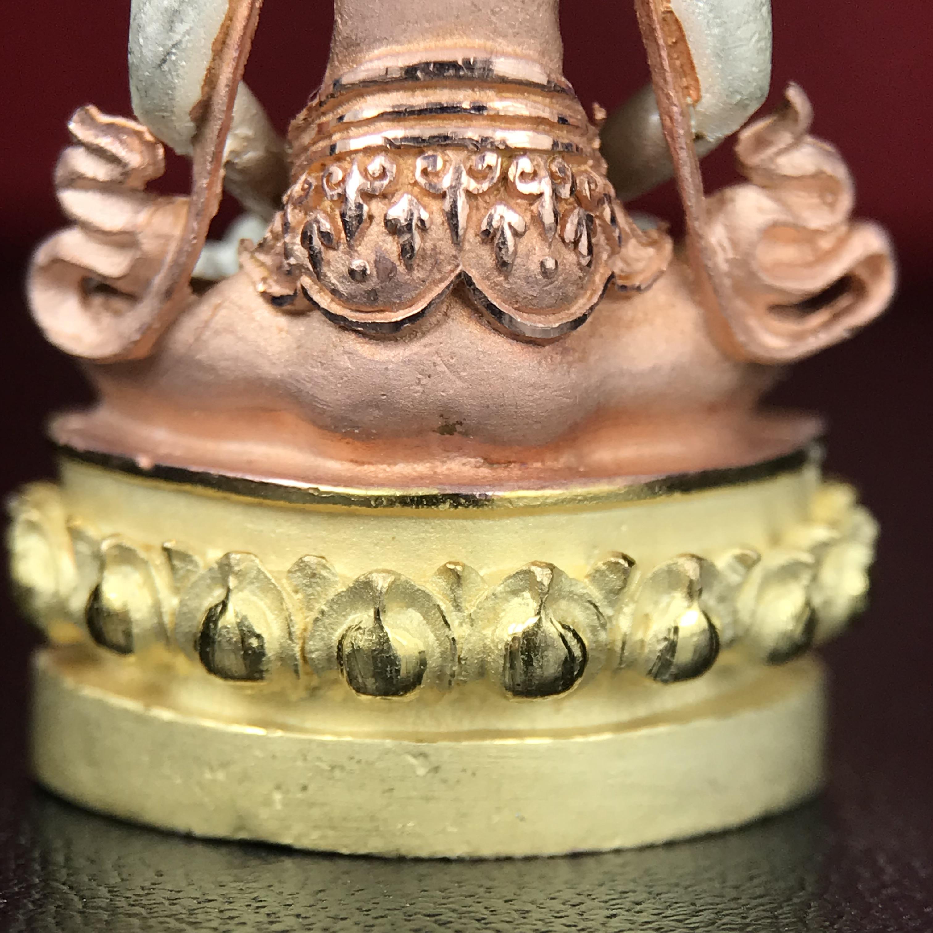 พระกริ่งอวโลกิเตศวร ( เจ้าแม่กวนอิม ) วัดโพธิ์แมนคุณาราม รุ่นอุดมโภคทรัพย์ พ.ศ.2539 เนื้อเงิน 3 กษัตริย์ ผิวสวยเดิมพร้อมกล่องบรรจุเดิม (อีกหนึ่งรุ่นยอดนิยม พุทธศิลป์สวยงดงาม)