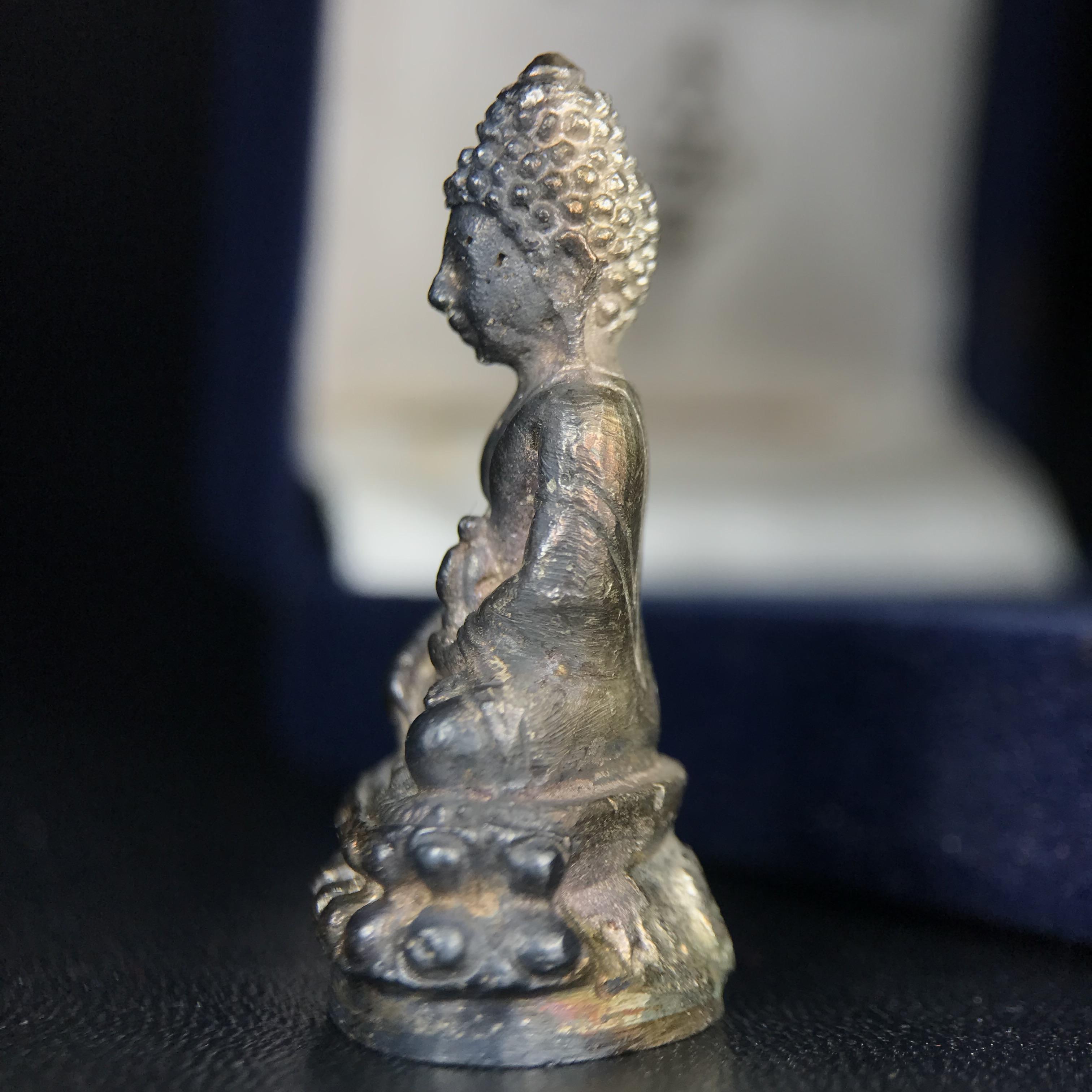 พระกริ่งศาสดา ภปร. วัดบวรนิเวศวิหาร ปี 2532 จัดสร้างในโอกาสสองทศวรรษรามาธิบดี เพื่อศูนย์การแพทย์สิริกิติ์ เนื้อเงิน(ผิวเดิมสวยงาม) (พิธีใหญ่ มวลสารมงคล สวยงามเข้มขลัง)สมเด็จพระญาณสังวร สมเด็จพระสังฆราชฯเสด็จเททอง***ตอกโค๊ตหมายเลข ๑๙๙๔***