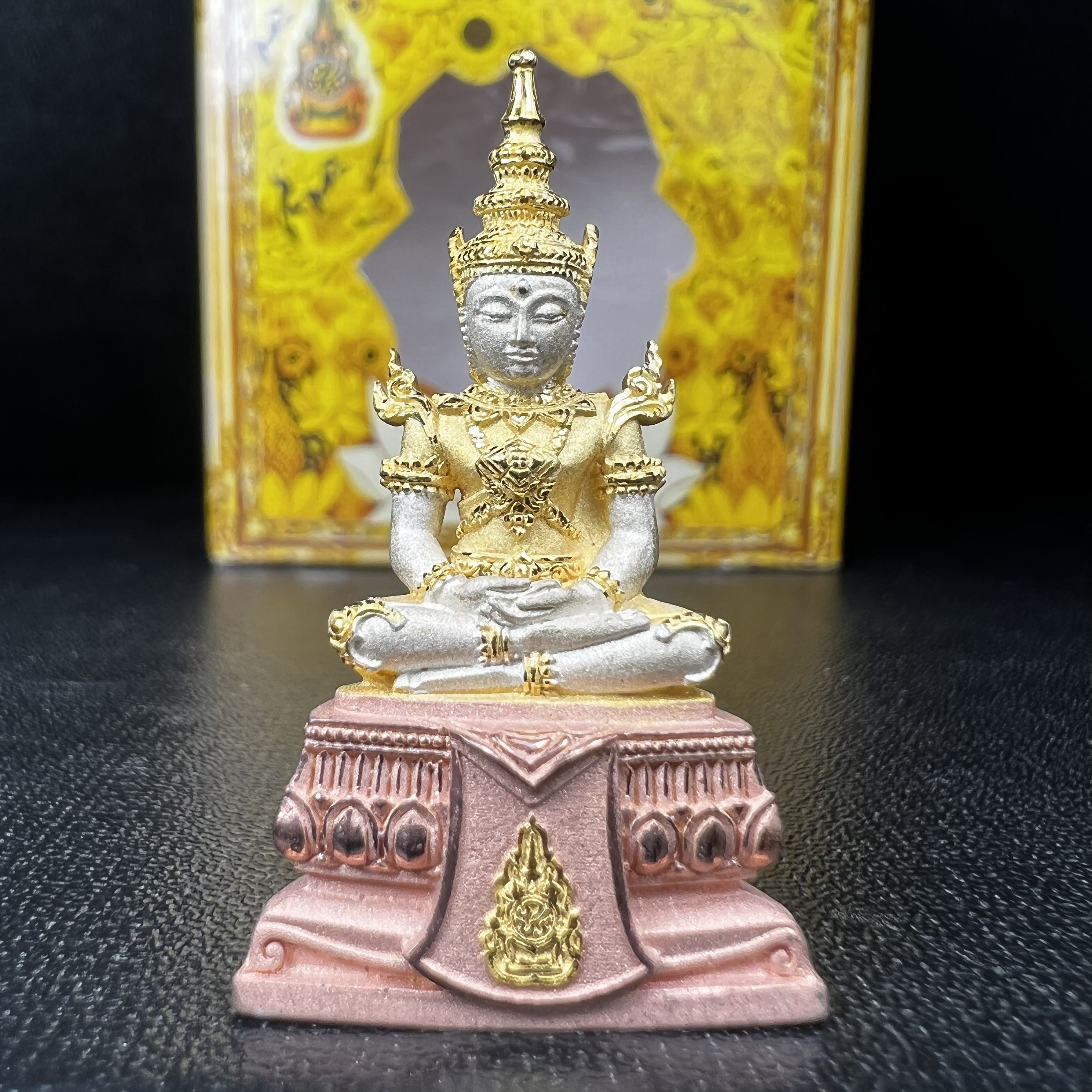 พระแก้วมรกต(จำลอง)ลอยองค์ ขนาดหน้าตัก 1/2 นิ้ว ทรงเครื่องฤดูร้อน เนื้อเงินสามกษัตริย์ ตราสัญลักษณ์ฉลองสิริราชสมบัติ ครบ 60 ปี พ.ศ.2549(สภาพสวย ครบ สมบูรณ์)