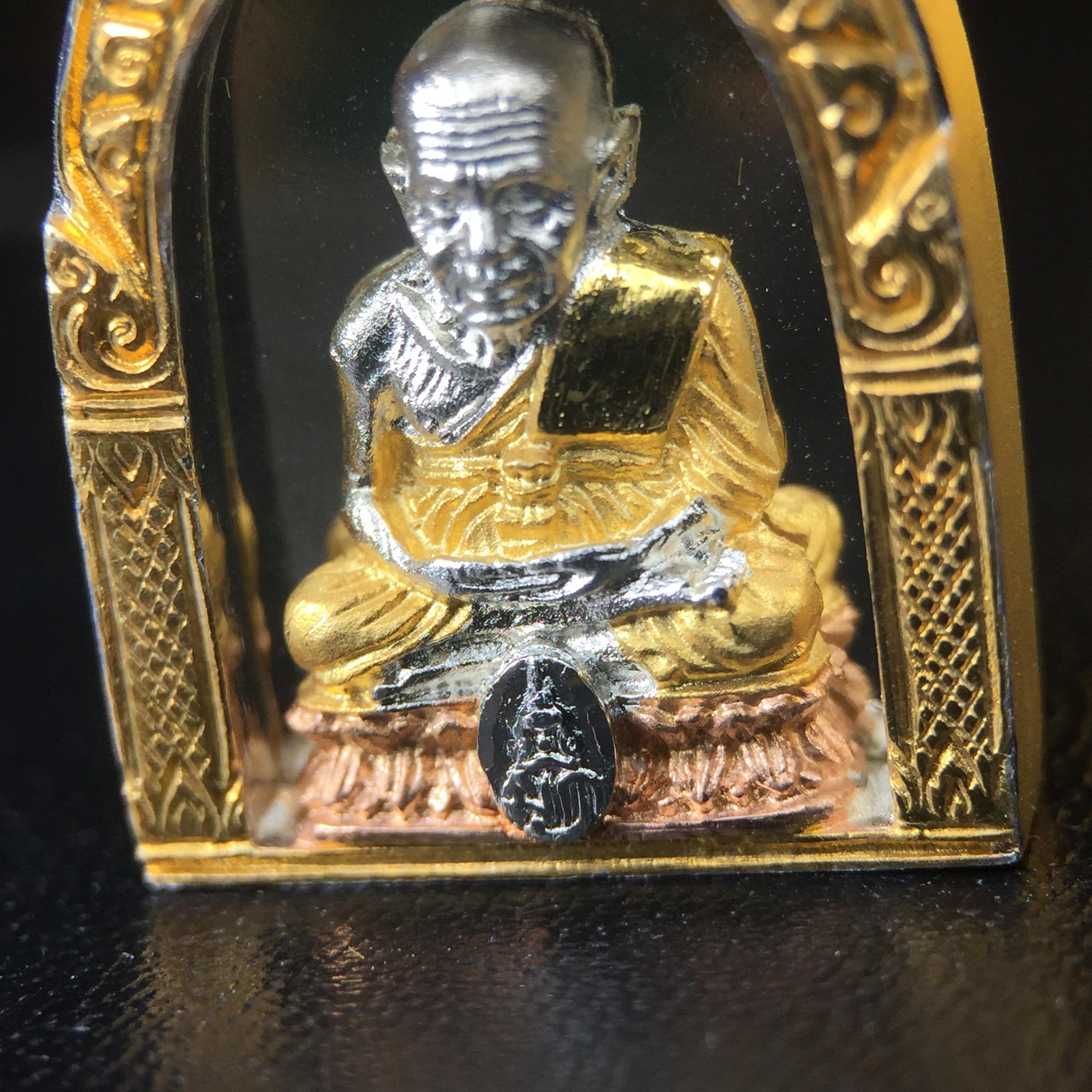 สมเด็จหลวงปู่ทวด วัดช้างให้ รุ่น เฉลิมพระเกียรติ ตราสัญลักษณ์ มวก. พิมพ์ซุ้มกนกเนื้อเงิน-สามกษัตริย์ ปี 2544 พิธีพุทธาภิเษกใหญ่ ณ อุโบสถวัดช้างให้และอุโบสถวัดพระศรีรัตนศาสดาราม ( วัดพระแก้ว )โดยนิมนต์เกจิชื่อดังสายใต้ทั้งหมดจำนวน 108 รูป