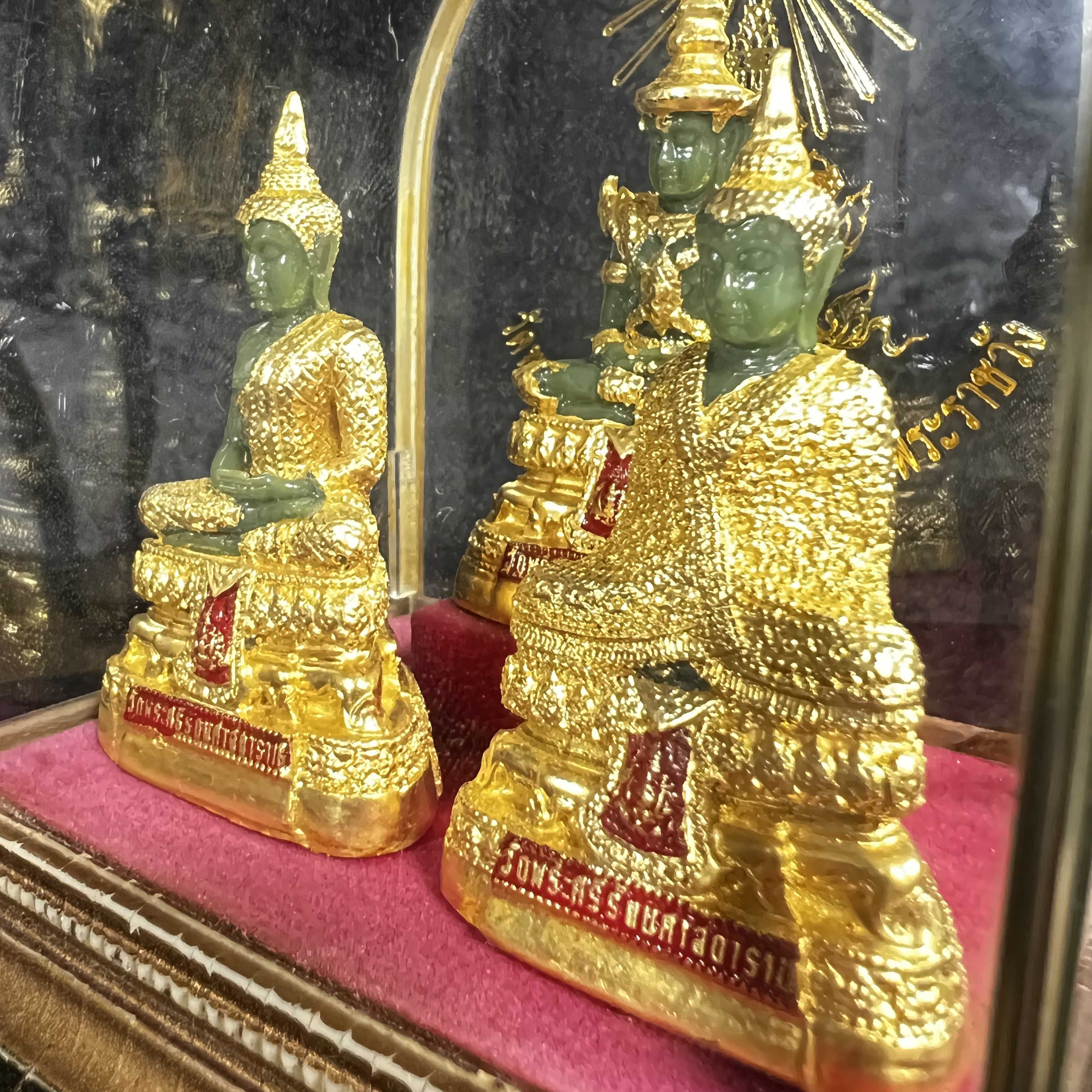 พระพุทธมหามณีรัตนปฏิมากร(พระแก้วมรกต) วัดพระศรีรัตนศาสดาราม สำนักพระราชวัง จัดสร้าง พิมพ์ทรงเครื่อง 3 ฤดู(ร้อน ฝน หนาว) หน้าตัก 2 นิ้วพร้อมครอบตู้เดิม(บรรจุมวลสารใต้ฐาน)