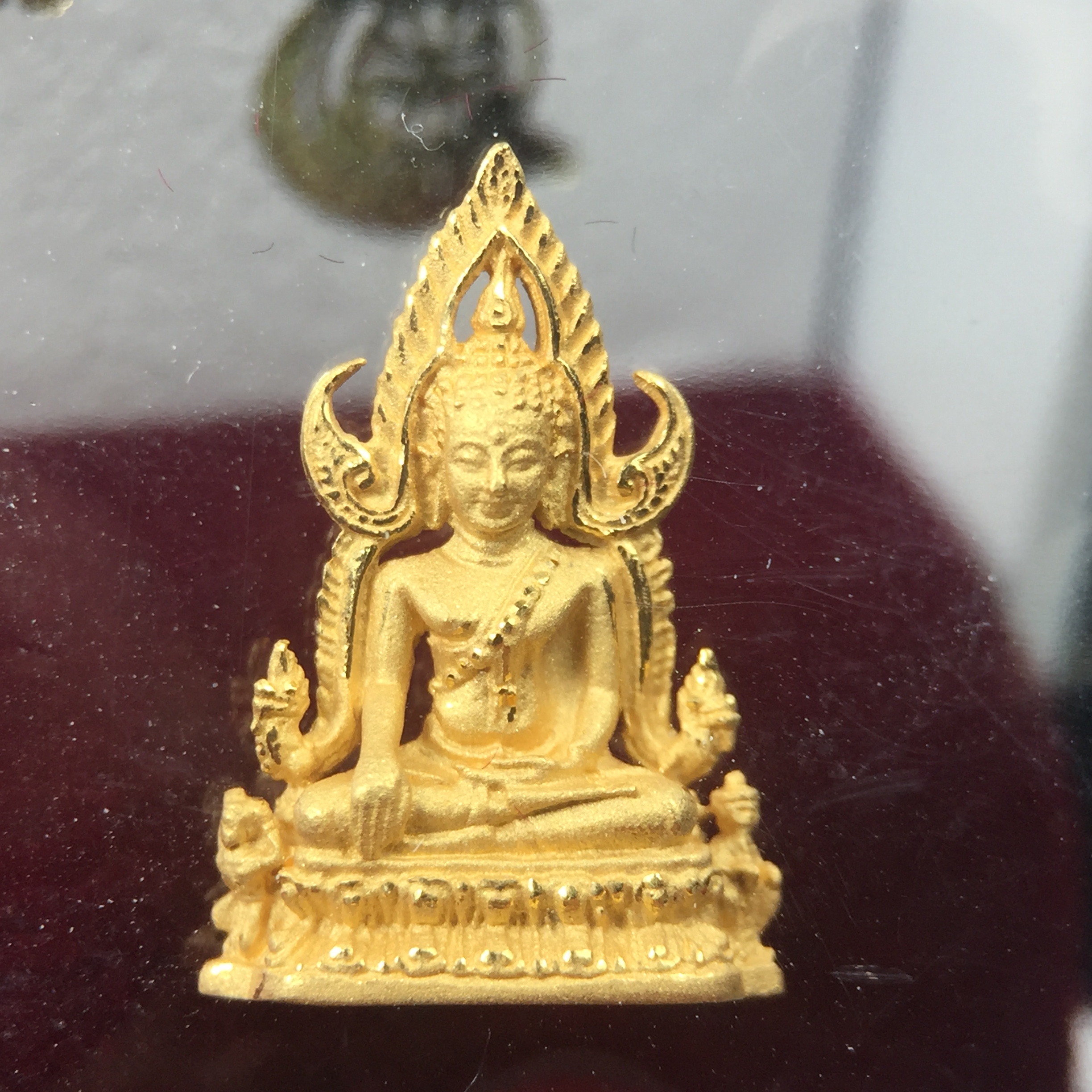 พระพุทธชินราช รุ่น ประวัติศาสตร์ มูลนิธิเพื่อตำรวจไทยจัดสร้าง ปี 2562 เนื้อทองคำขัดเงา พิมพ์ลอยองค์จิ๋ว(ขนาดสูง 1.5 ซม.) (สภาพ สวย ซีนซองเดิม กล่องบรรจุเดิมครบสมบูรณ์)