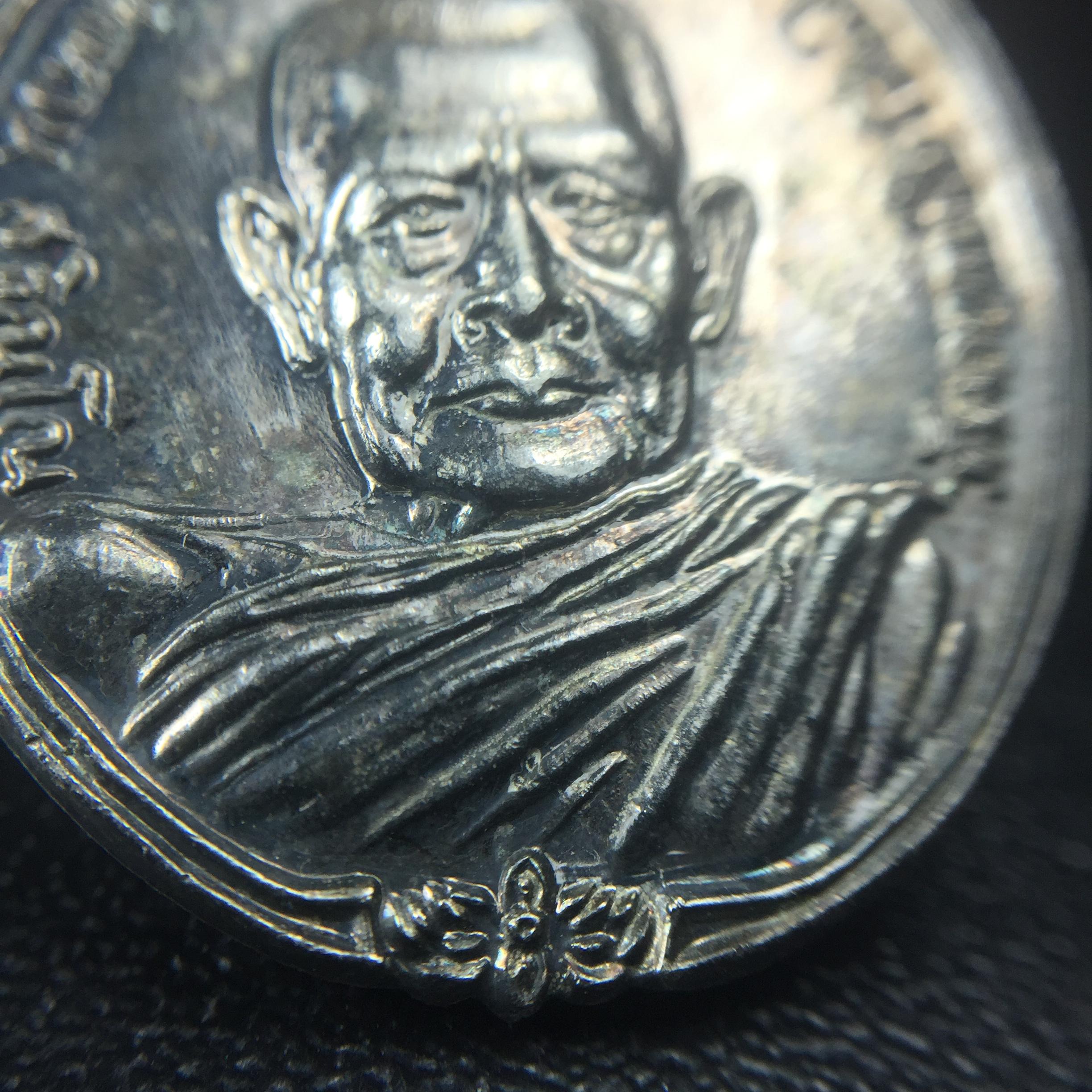 หลวงปู่แหวน วัดดอยแม่ปั๋ง รุ่นสร้างตึกโรงพยาบาล ปี 2521 หลัง ภปร.(ใหญ่) เนื้อกะไหล่เงิน(คัดสวยสภาพผิวเดิมสวยครบสมบูรณ์)