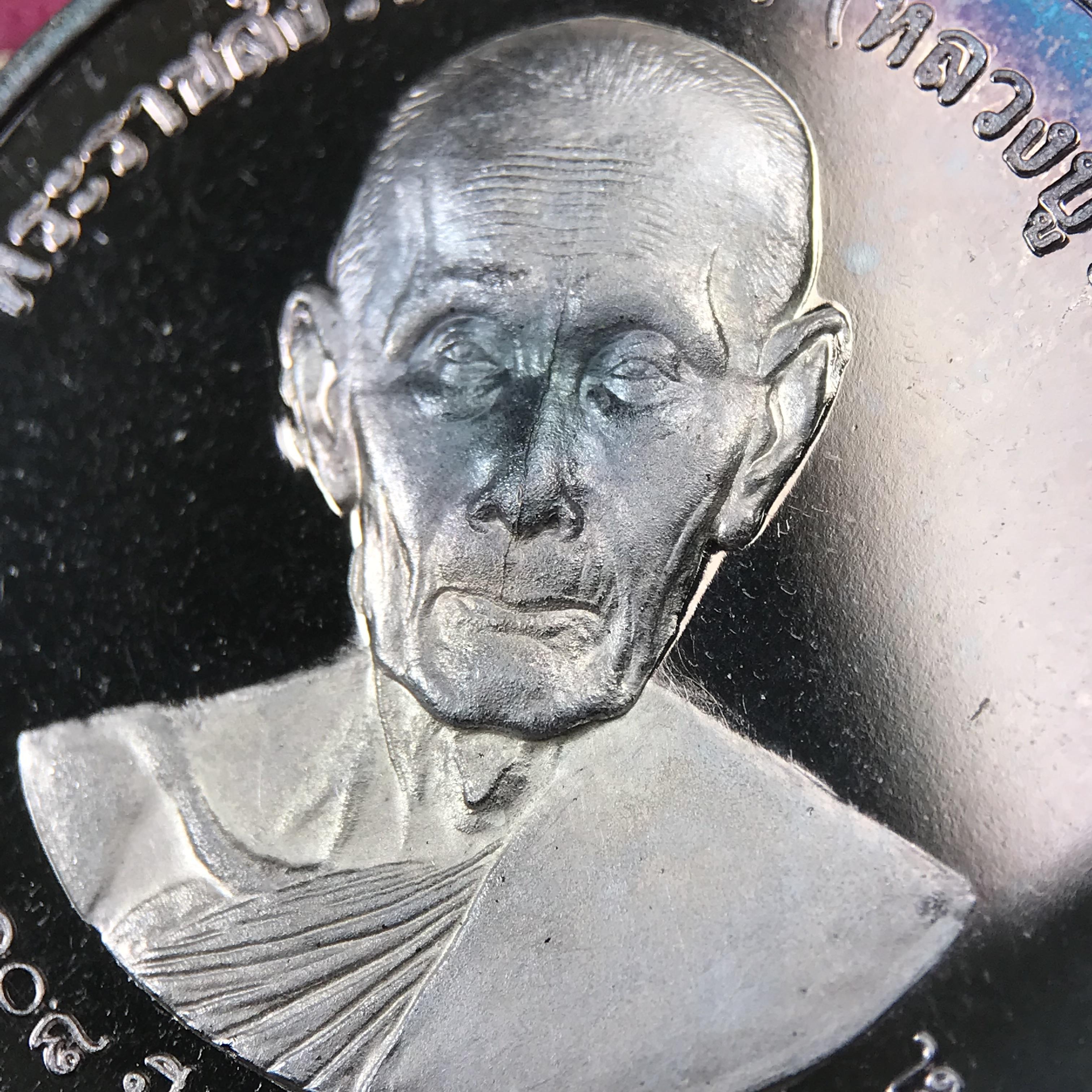 เหรียญรูปเหมือนพระราชสังวราภิมณฑ์(หลวงปู่โต๊ะ)ที่ระลึก ครบ 108 ปี วัดประดู่ฉิมพลี ปี 2538 ด้านหลังพระราชทานพระนามาภิไธยย่อ ภปร. และ สก. เนื้อเงินขัดเงา เหรียญกลมใหญ่ขนาด 3.5 ซม.สภาพสวยเดิมกล่องบรรจุเดิมครบสมบูรณ์และหายาก***สภาพผิวสวยเดิม ขึ้นรุ้งๆ สวยมาก*