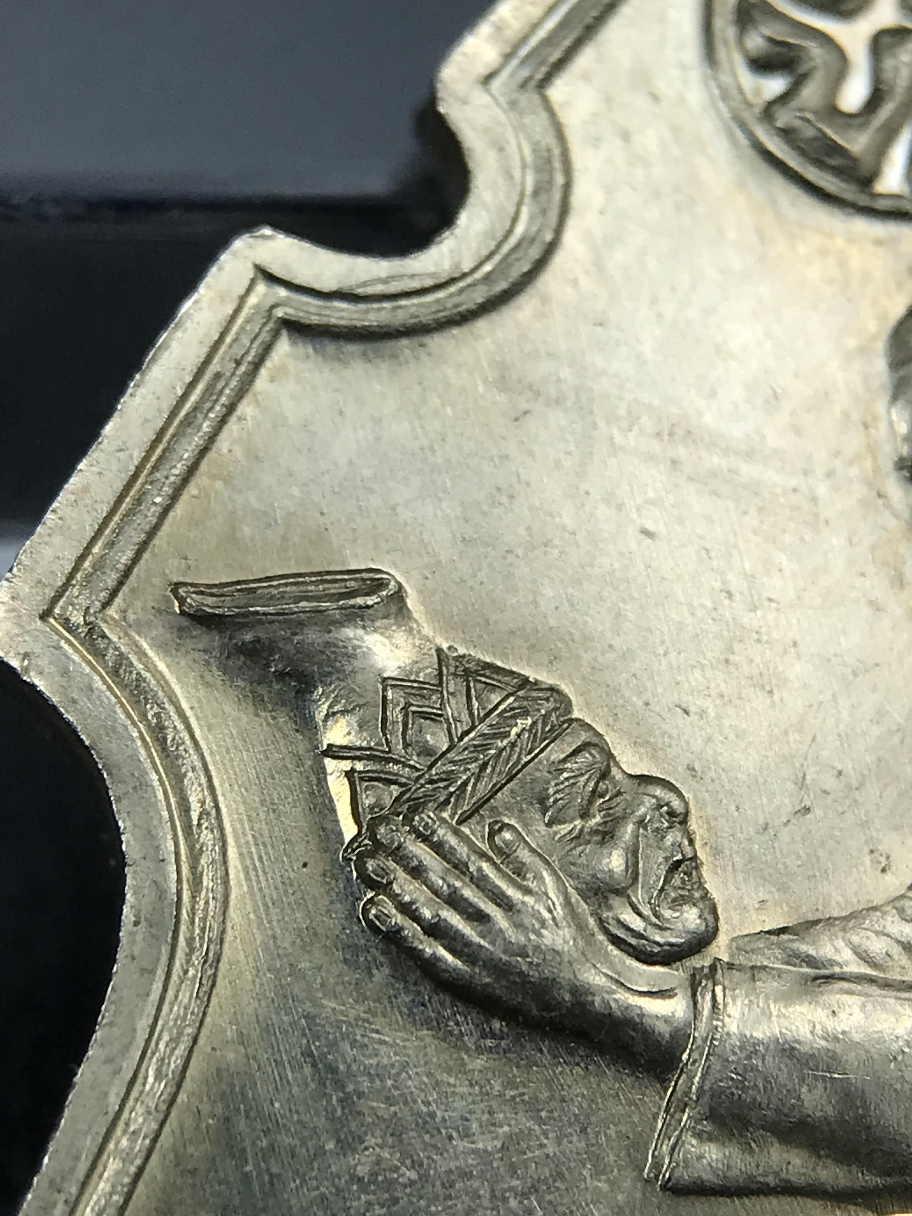 เหรียญครอบครูช่างหลวง(ในหลวงทรงดนตรี) เนื้ออัลปาก้า ปี 2550(หายาก)สุดยอดแห่งความหายากมีหมุนเวียนให้เห็นน้อยมากเป็นอีกหนึ่งรุ่นยอดนิยมของเสด็จพ่อร.9เหรียญนี้สวยมากผิวน้ำทองทั่วทั้งเหรียญ