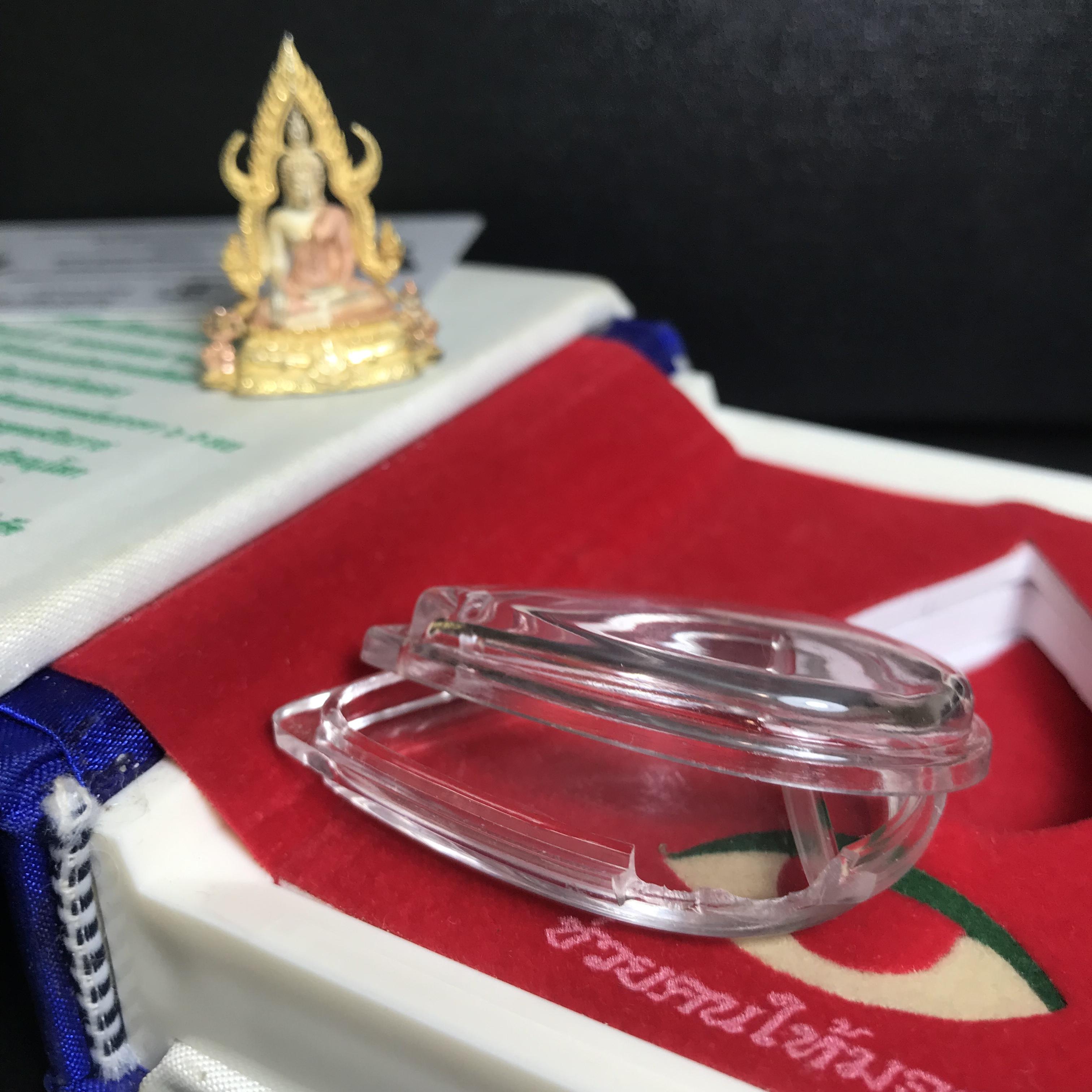 พระพุทธชินราช ภปร. ในวโรกาสพระราชพิธีมหามงคล เฉลิมพระชนมายุ6รอบ 5ธันวาคม2542) เนื้อเงินสามกษัตริย์ พิมพ์ขนาดใหญ่ พร้อมกล่องบรรจุและใบรับรองเดิม