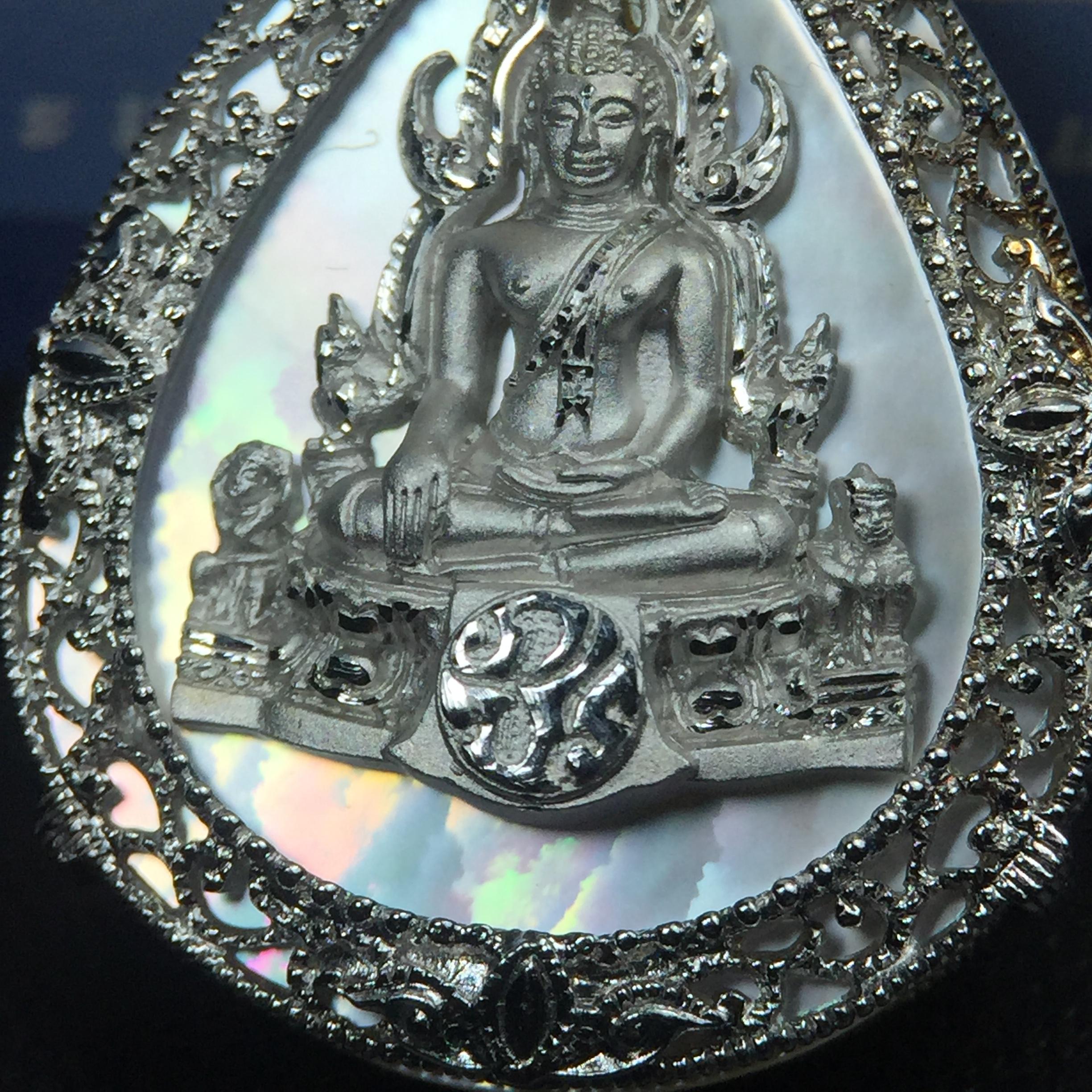 เหรียญพระพุทธชินราช ภปร. โครงการ เพราะแผ่นดินนี้คือแผ่นดินเกิด ปี 2551 รูปหยดน้ำ เนื้อเงินชุบทองคำขาว(ล้อมด้วยกรอบเงินชุบทองคำขาวสลักเสลาเป็นลวดลายละเอียดอ่อน ส่วนพื้นองค์พระเป็นเปลือกหอยมุขสวยงดงาม )(ขนาด 21 x 29 มม.) (สวยงามหายาก)1ใน5000องค์