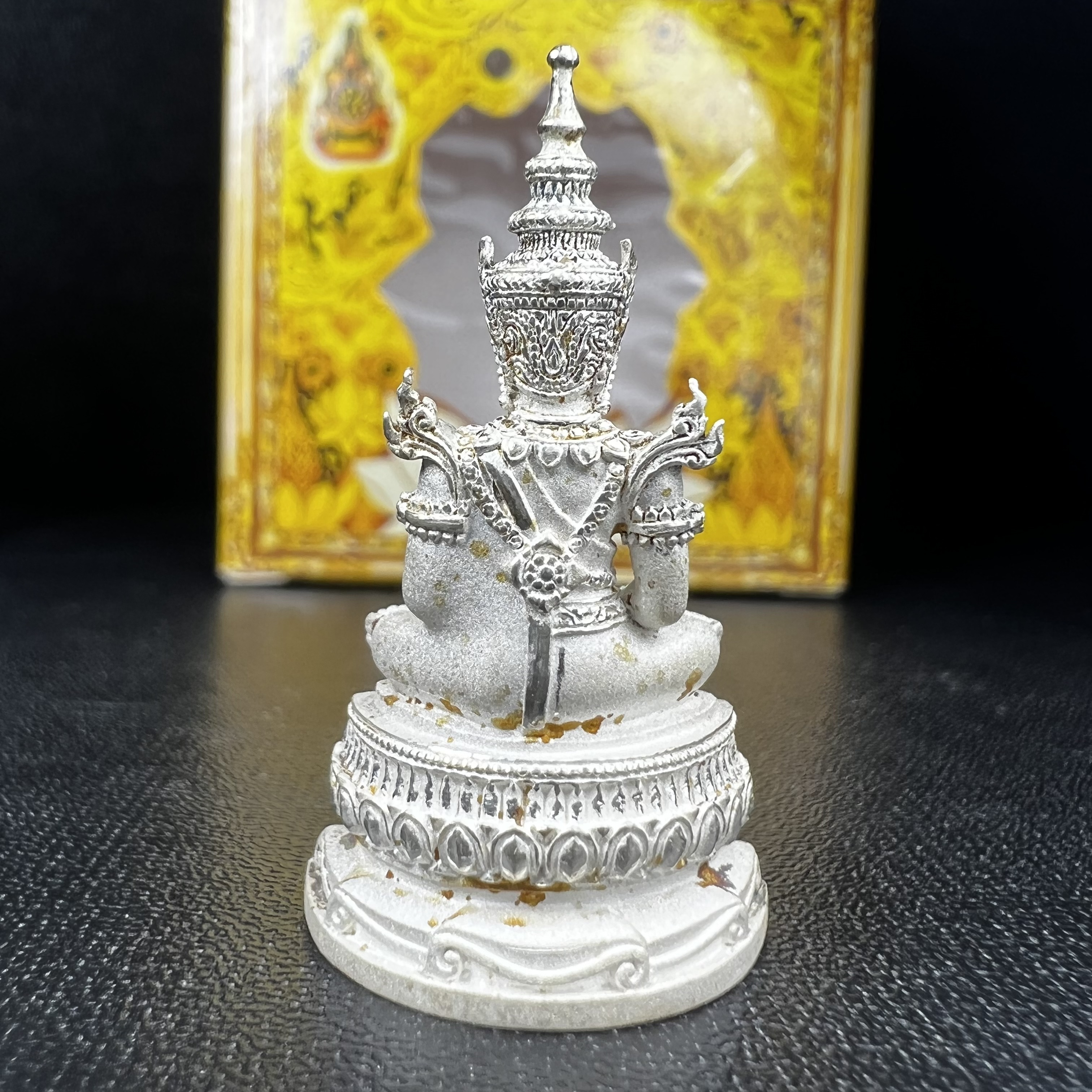 พระแก้วมรกต(จำลอง)ลอยองค์ ขนาดหน้าตัก 1/2 นิ้ว ทรงเครื่องฤดูร้อน เนื้อเงิน ตราสัญลักษณ์ฉลองสิริราชสมบัติ ครบ 60 ปี พ.ศ.2549(สภาพสวย ครบ สมบูรณ์))