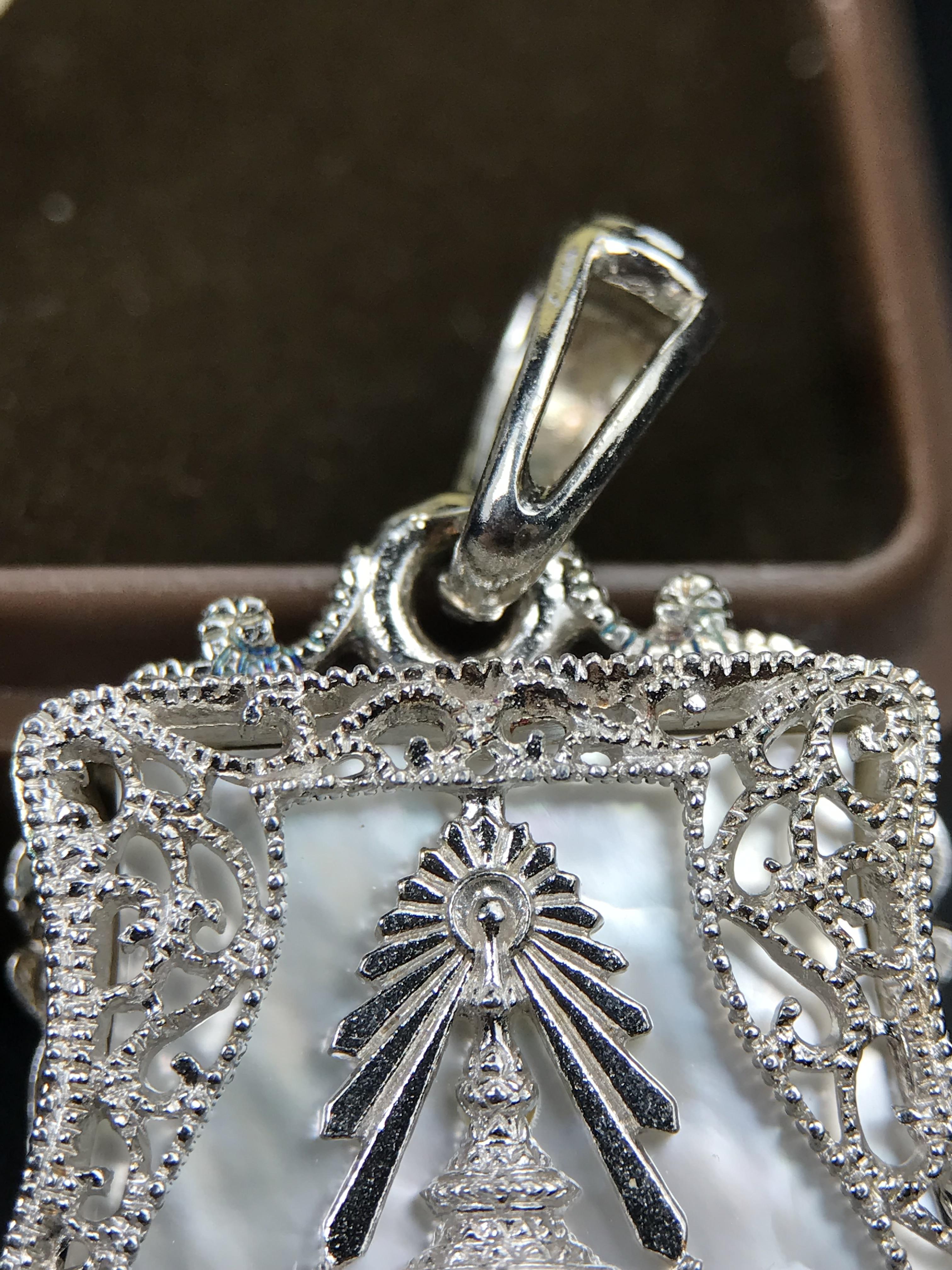 พระพุทธชินราช ภปร. โครงการ "เพราะแผ่นดินนี้ คือ แผ่นดินเกิด" ปี2548(รุ่นแรก) เหรียญทรงเสมา ขนาด 21 x 29 มม.เนื้อเงินสามกษัตริย์ องค์พระชุบสามกษัตริย์ ล้อมด้วยกรอบเงินชุบทองคำขาวสลักเสลาเป็นลวดลายละเอียดอ่อน ส่วนพื้นองค์พระเป็นเปลือกหอยมุขงดงาม