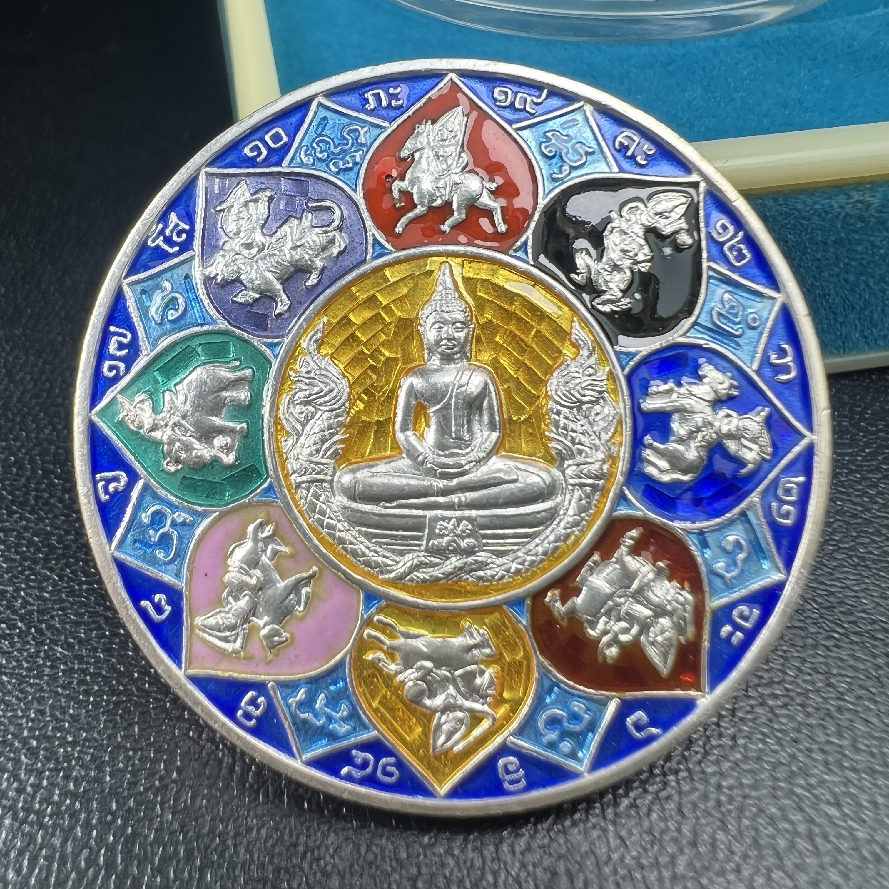 เหรียญหลวงพ่อโสธร รุ่นดวงชะตาคู่ชีวิต พิธีมหาจักรพรรดิตราธิราชครั้งยิ่งใหญ่ พิธีสวดนพเคราะห์เพื่อความเป็นสิริมงคล ปี 2547 ณ พระอุโบสถวัดโสธรวรารามวรวิหาร จ.ฉะเชิงเทรา เนื้อเงินลงยาราชาวดี ขนาด 3.2 ซม.พร้อมกล่องบรรจุเดิมสภาพสวยครบสมบูรณ์