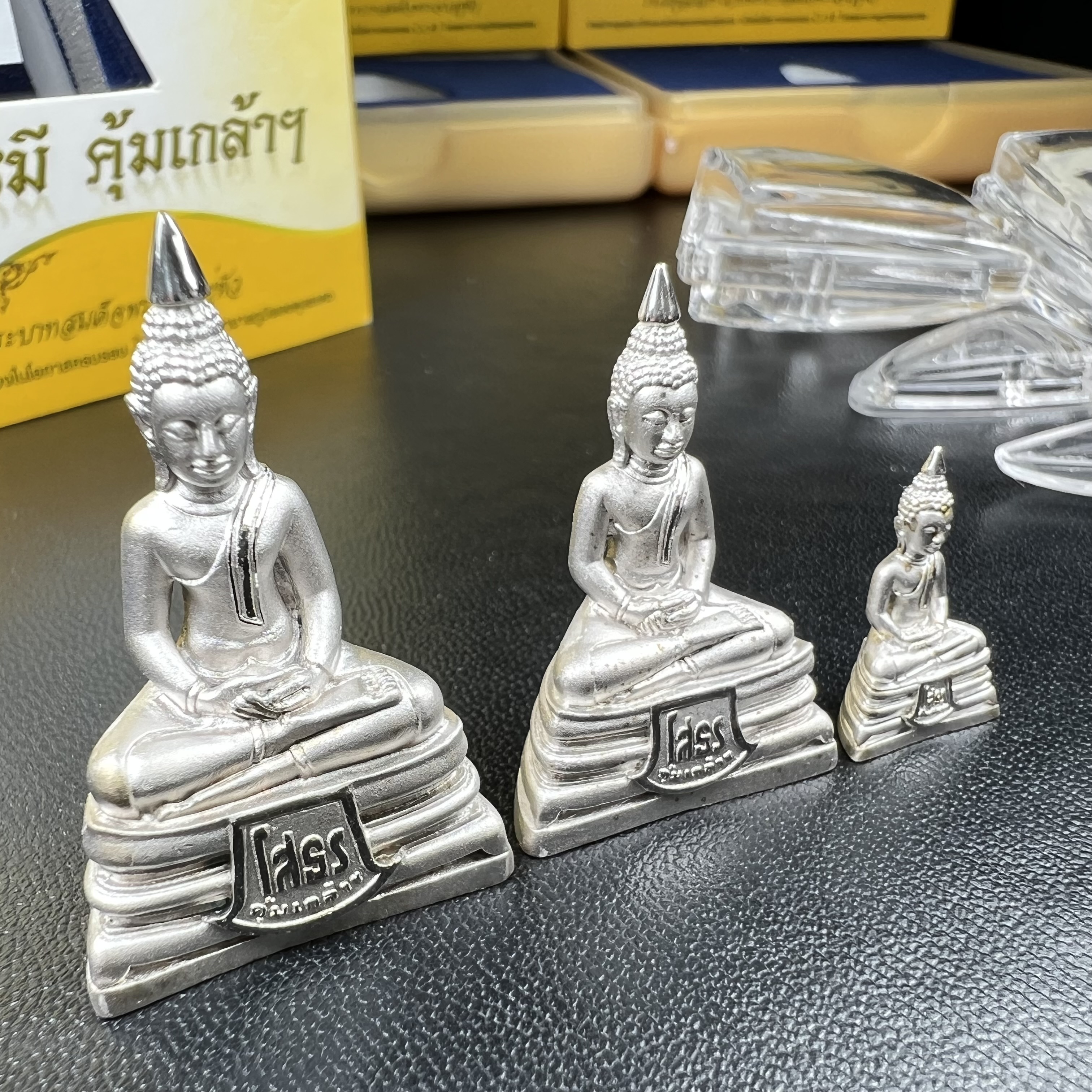 พระพุทธโสธร คุ้มเกล้าฯ ภปร.(ใต้ร่มพระบารมี คุ้มเกล้า) 60ปี รพ.ภูมิพลฯ พ.ศ.2552 เนื้อเงิน ชุบทองคำขาว(ลอยองค์พิมพ์ ใหญ่+กลาง+เล็ก)(1ชุด 3 พิมพ์ ครบทุกแบบที่จัดสร้าง)1 ใน 5000 ชุด ครบชุดหายาก