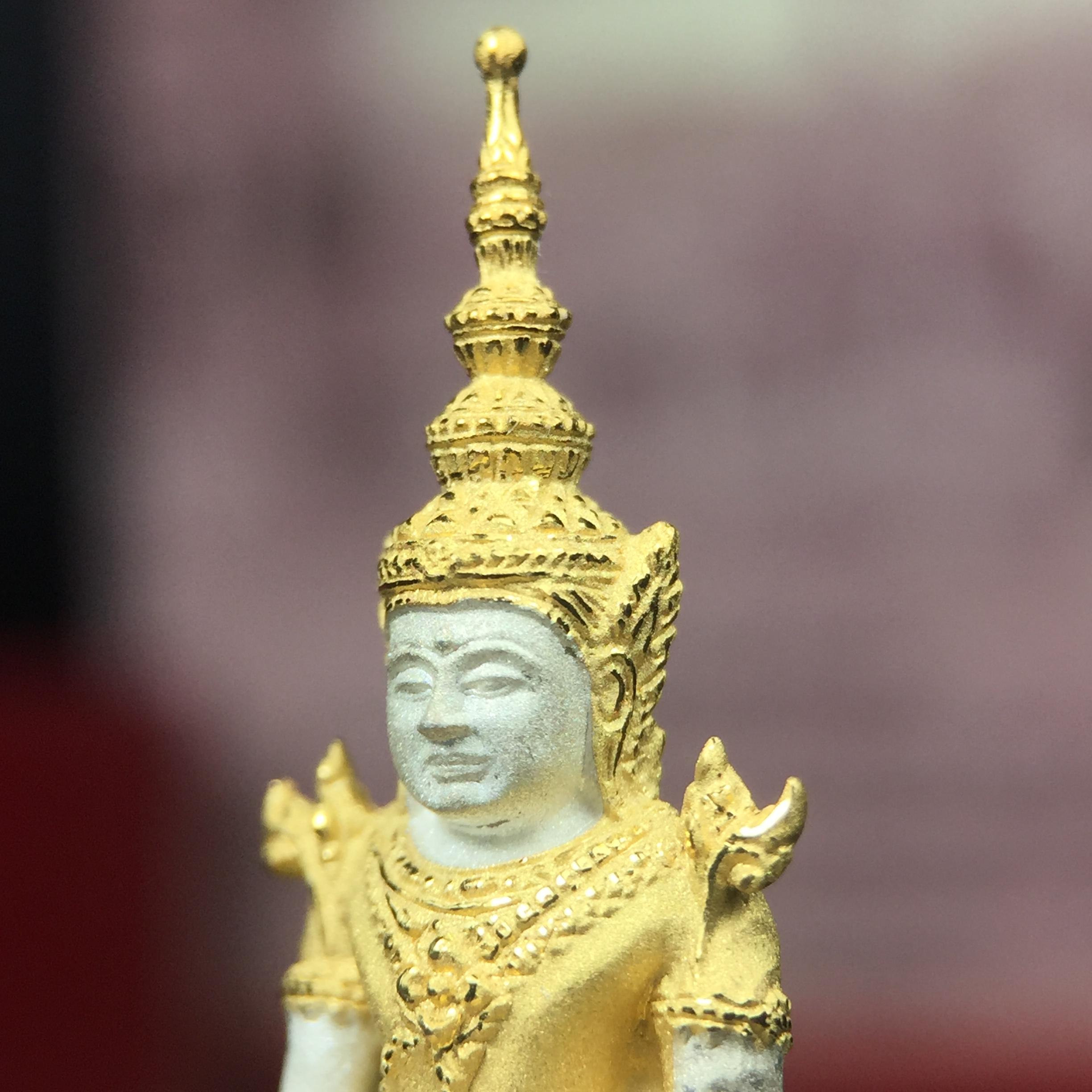 พระแก้วมรกต ภปร.(รุ่นแรก) ปี2545 รุ่นฉลองกรุงรัตนโกสินทร์ครบ 220 ปี พิมพ์ลอยองค์ใหญ่ เนื้อเงินบริสุทธิ์ 92.5% (สามกษัตริย์) ขนาด 19*35 มม. พร้อมกล่องบรรจุเดิม สวยครบสมบูรณ์