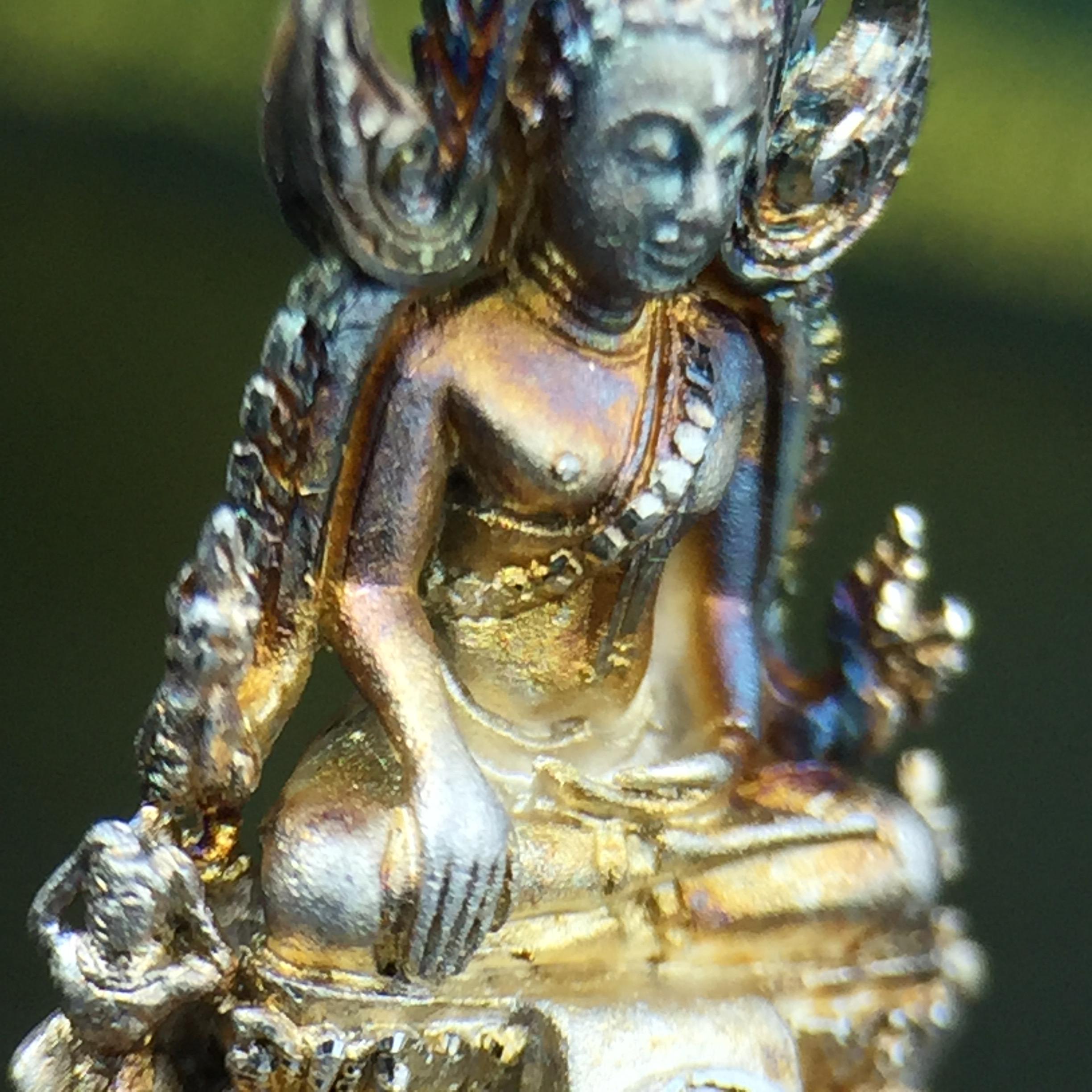 พระพุทธชินราช(จำลอง) ภปร. 84 พรรษา เนื้อเงินชุบทองคำขาว พิมพ์เล็กขนาดหน้าตัก 1/4 นิ้ว (สภาพผิวเดิมสวย ขึ้นสีรุ้งธรรมชาติ แบบนิยม)(พระราชทานมวลสาร จิตรลดาและเส้นพระเจ้า(เส้นผม))พุทธศิลป์ทรงคุณค่าอีกหนึ่งรุ่นยอดนิยม