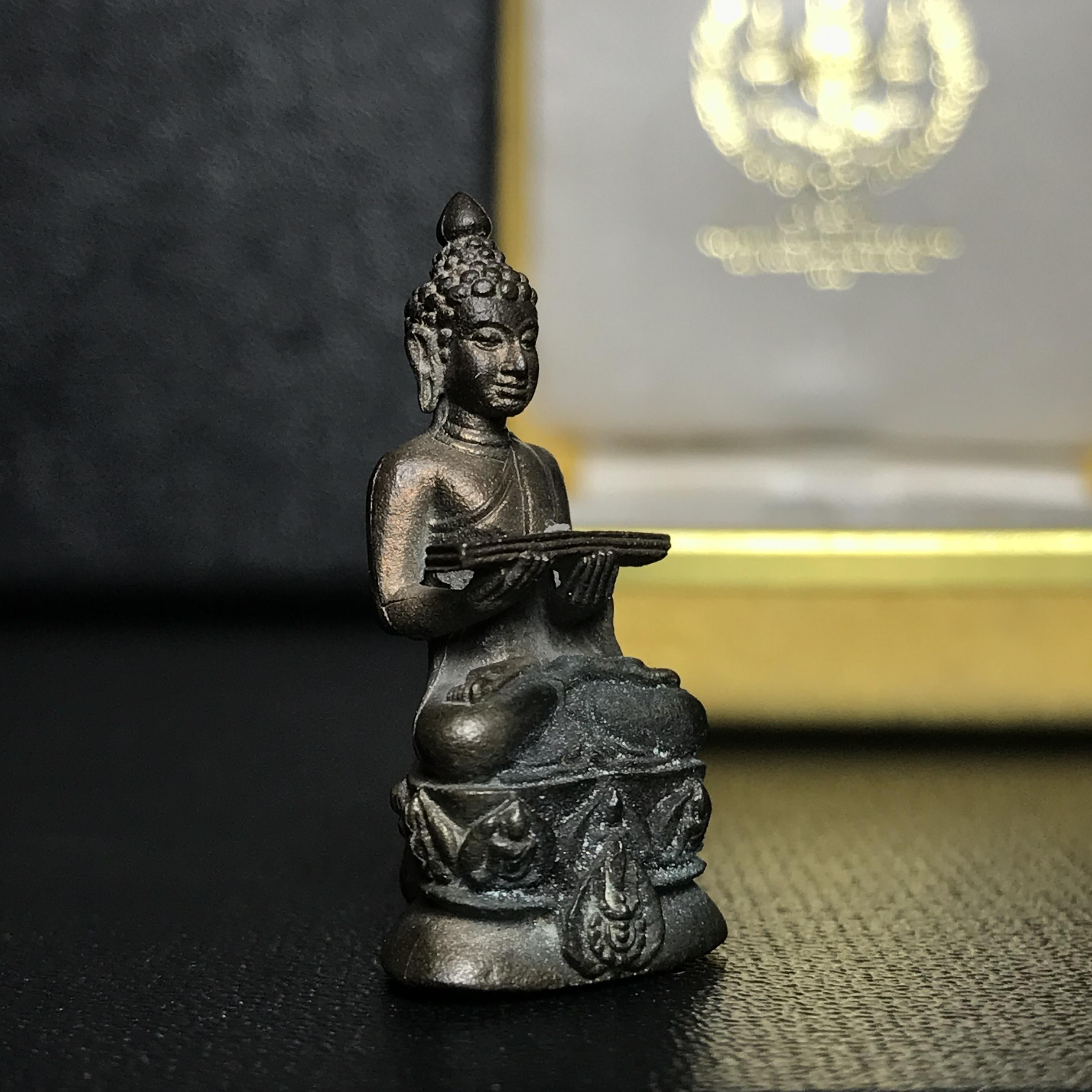 พระกริ่งปรมานุชิตชิโนรส วัดพระเชตุพนวิมลมังคลาราม(วัดโพธิ์) ปี2533 เนื้อนวโลหะ ( ในหลวงรัชกาลที่9เสด็จเททอง)